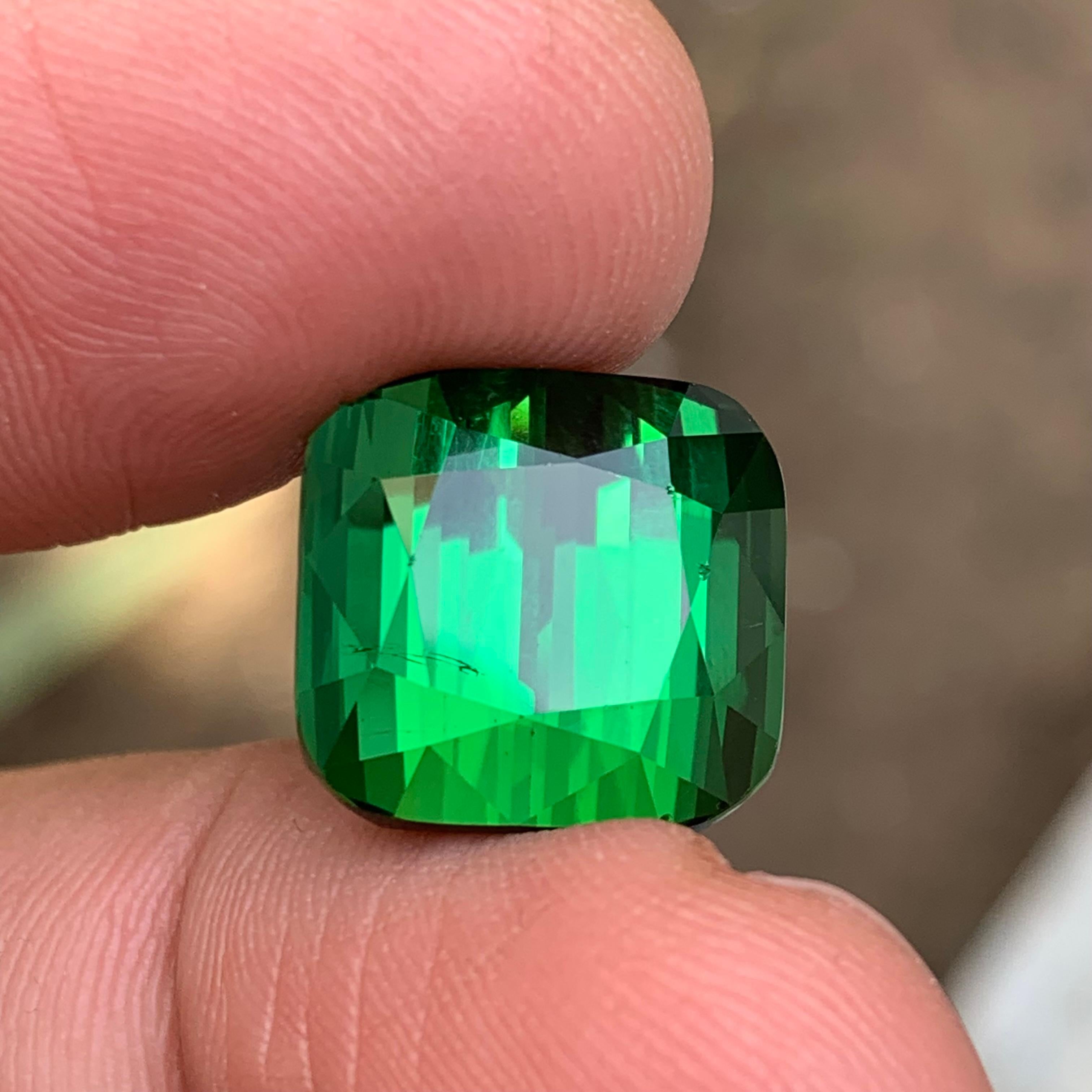 Ciondolo di tormalina naturale verde intenso sciolto 16.65 carati taglio cuscino in vendita 2