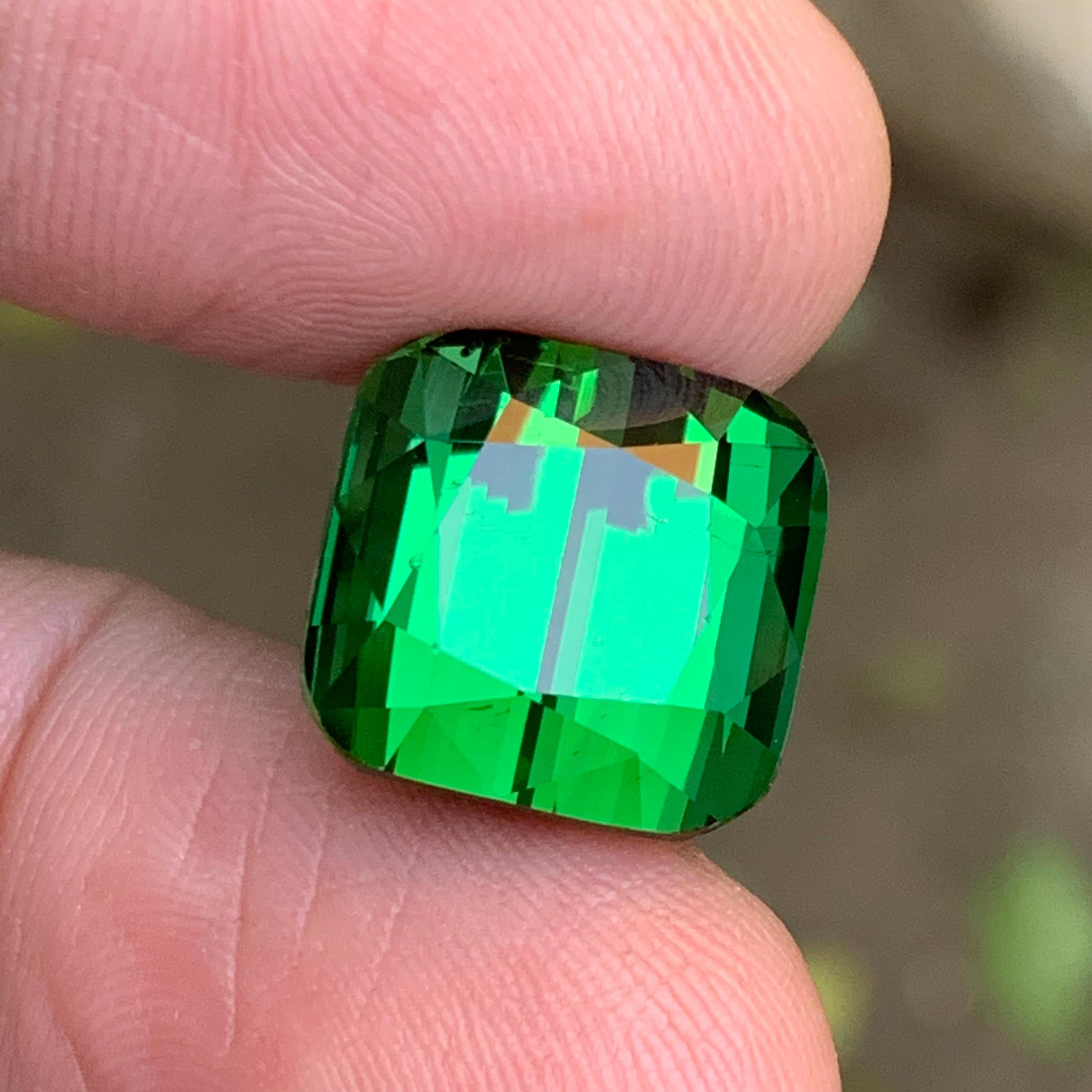 Women's or Men's Vivid Rich Green Natural Tourmaline Pendant Loose Gemstone 16.75 Ct Cushion Cut