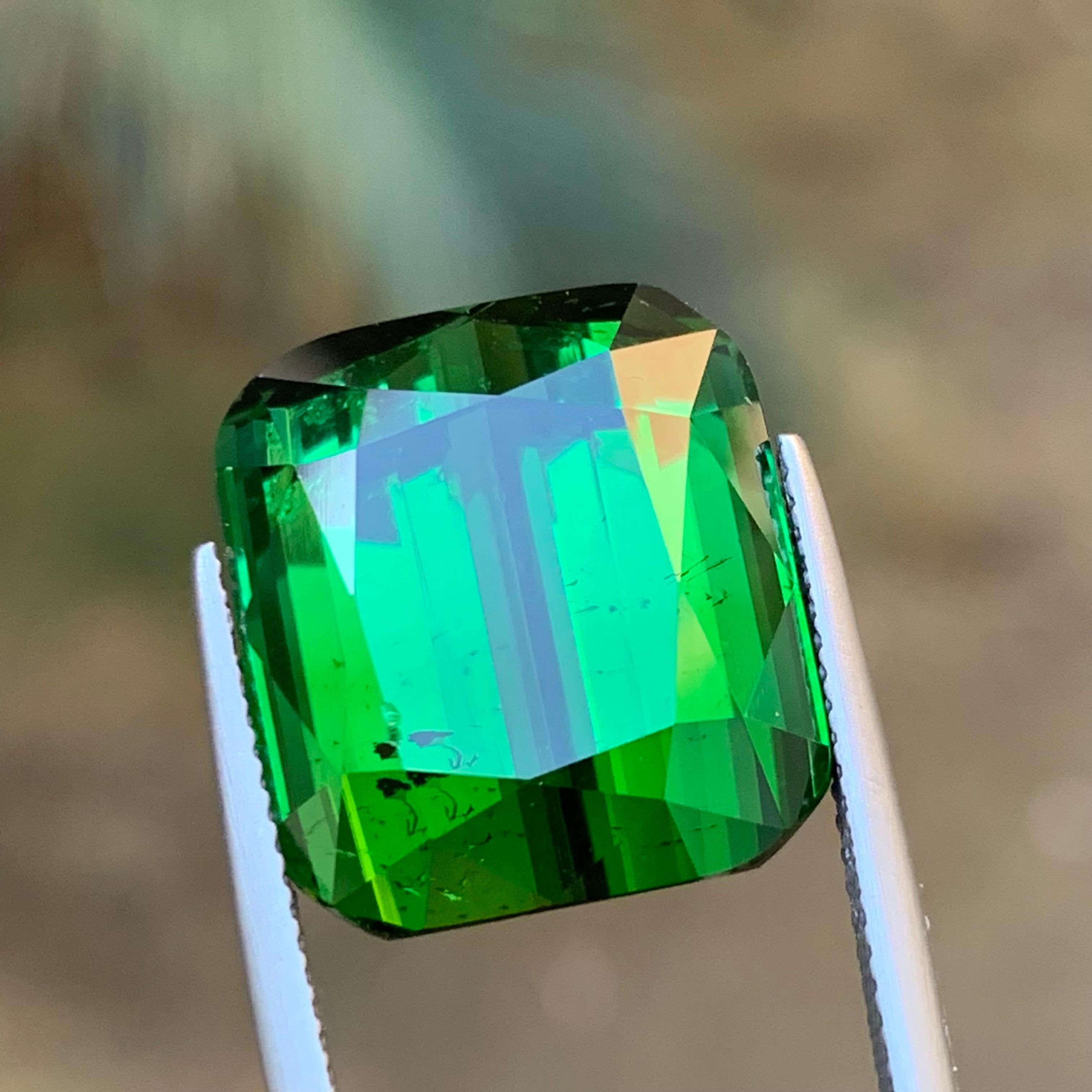 Contemporain Pendentif en tourmaline naturelle verte riche 26,40 carats en vente