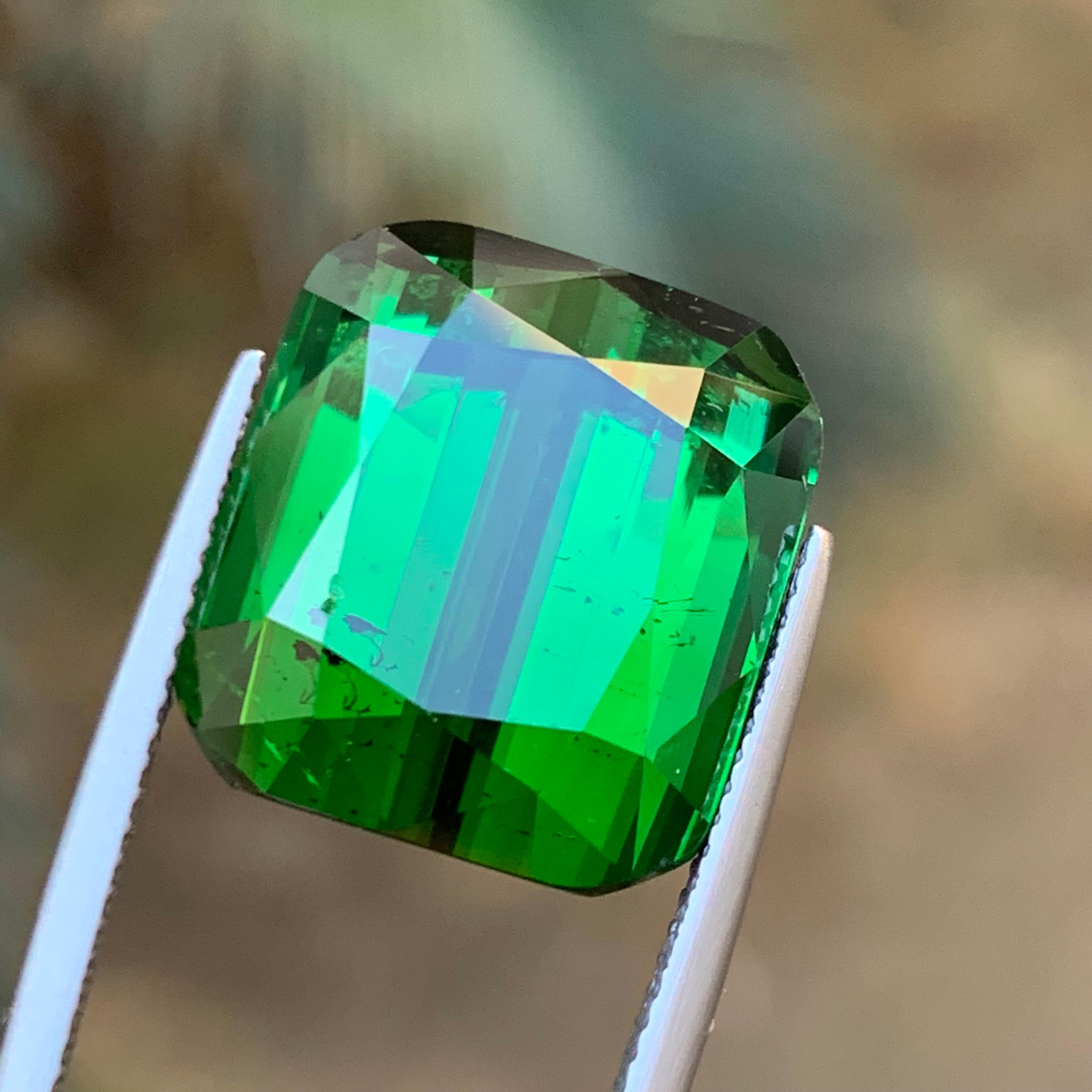 Pendentif en tourmaline naturelle verte riche 26,40 carats en vente 2