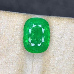 Tsavorite naturale di un verde intenso e brillante, 5,75 carati, taglio a cuscino, pietra sciolta per anello