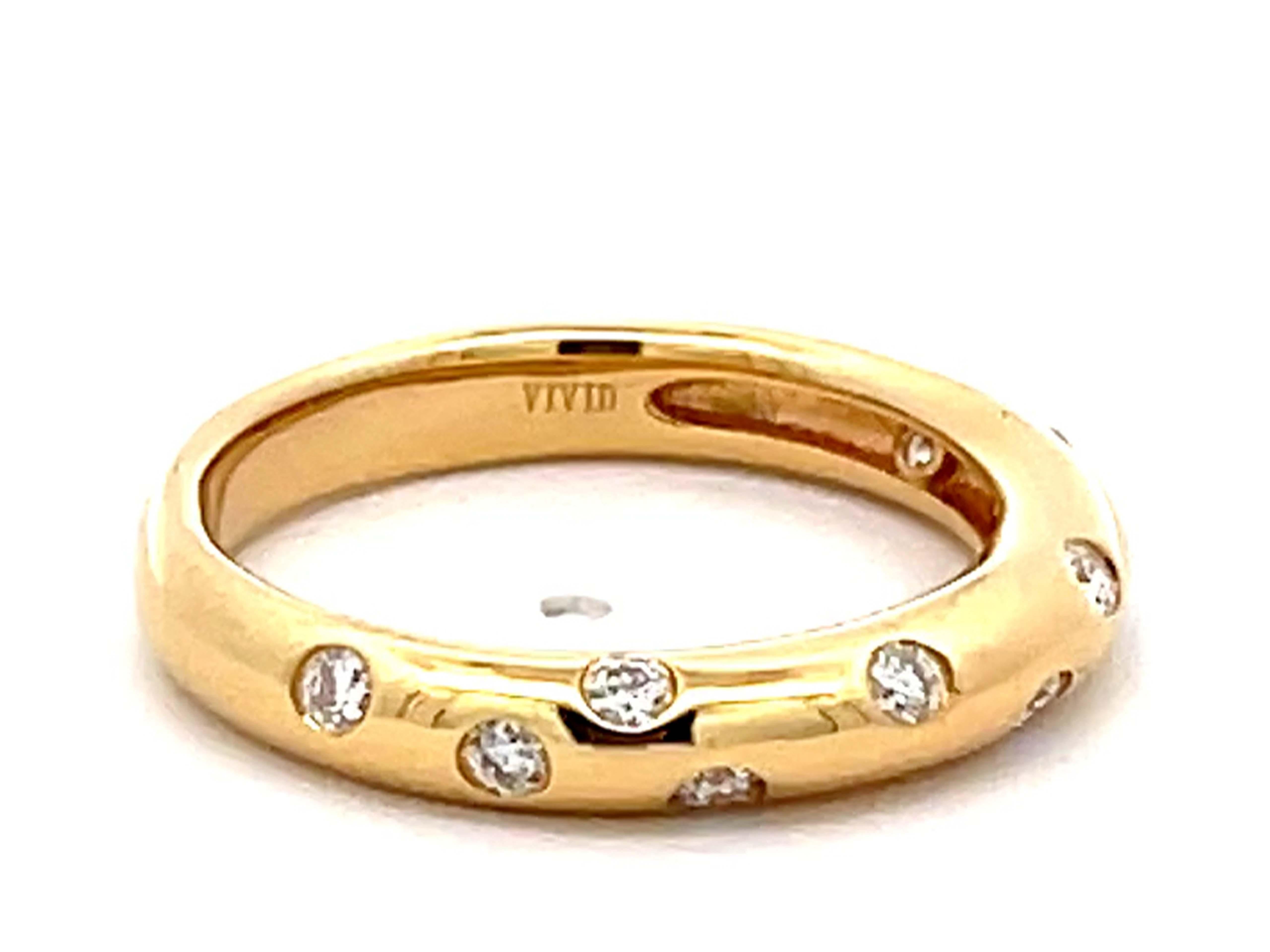 Modern VIVID Rounded Diamond Band Ring 18K Yellow Gold For Sale