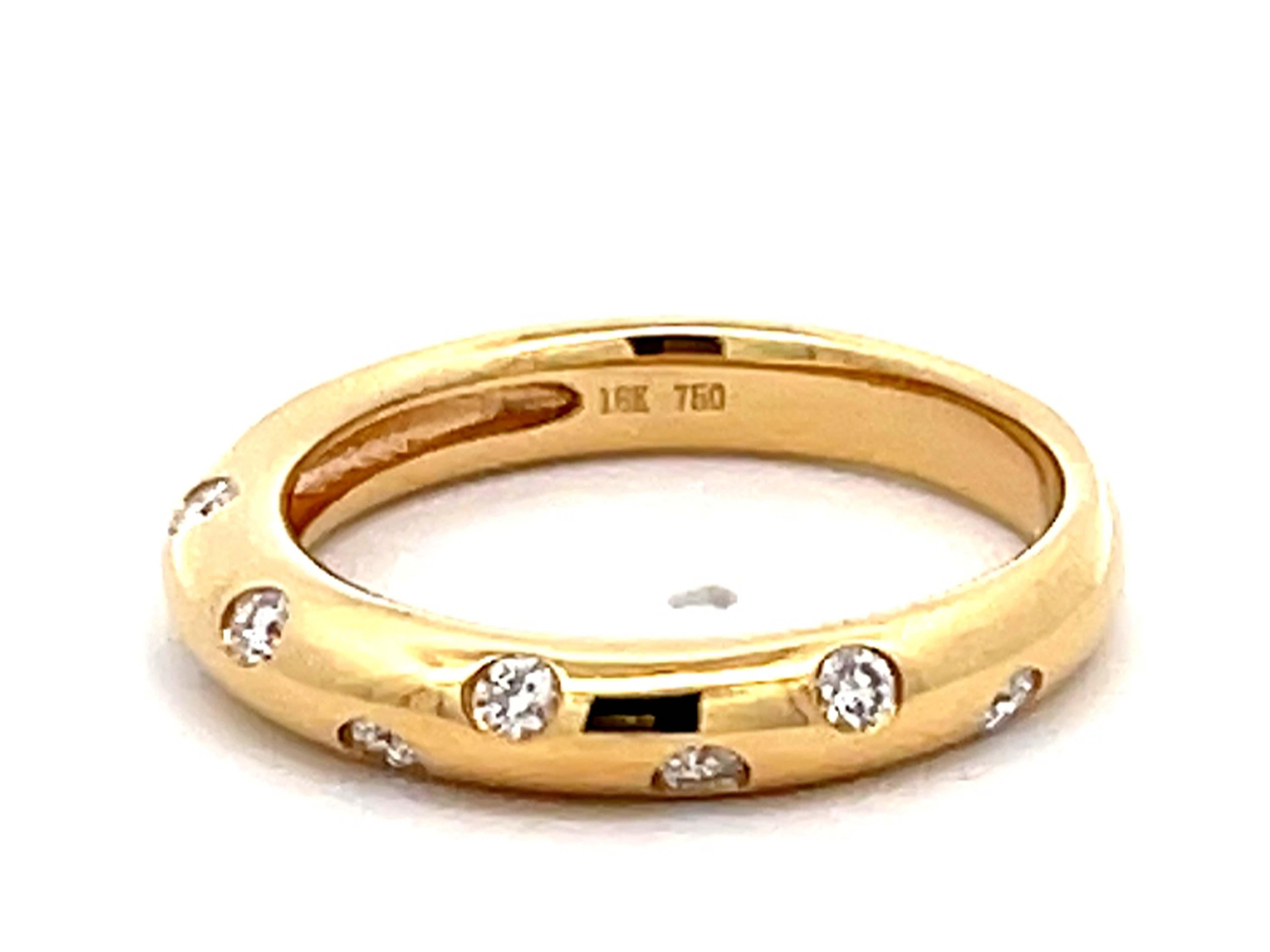 Taille brillant VIVID Bague à anneau en or jaune 18 carats avec diamants arrondis en vente
