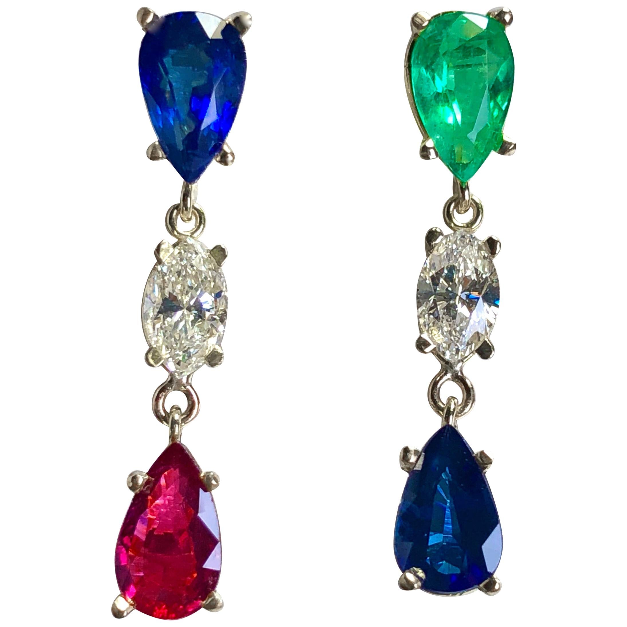 Boucles d'oreilles en goutte magnifiques émeraudes, rubis, saphirs et diamants 