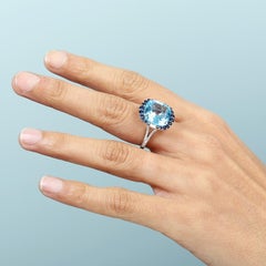 Vivid Blue Topaz Cocktail Ring with Blue Sapphire & Diamonds In 14k Gold (Bague de cocktail en or 14k avec topaze bleue suisse, saphir bleu et diamants)
