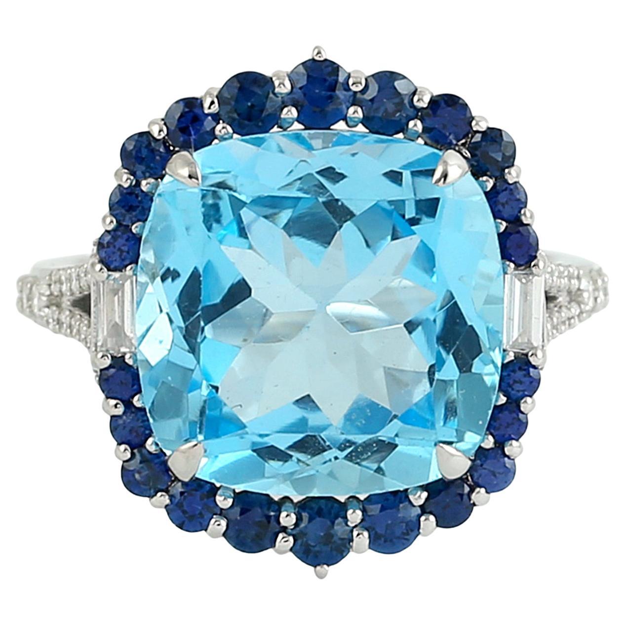 Vivid Blue Topaz Cocktail Ring with Blue Sapphire & Diamonds In 14k Gold (Bague de cocktail en or 14k avec topaze bleue suisse, saphir bleu et diamants)