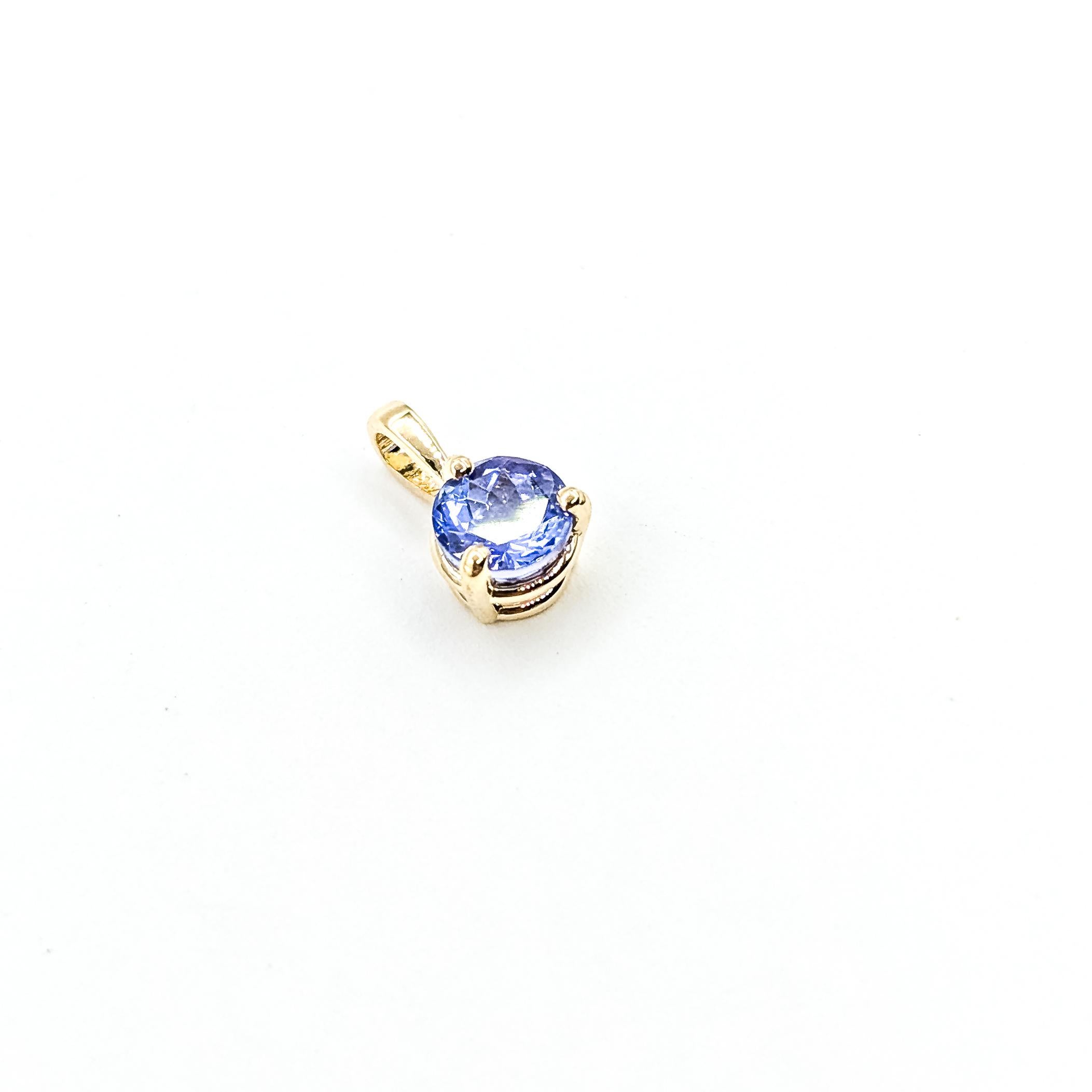 Pendentif Tanzanite en or jaune 14k

Ce pendentif est réalisé en or jaune 14k et comporte une tanzanite ronde de 0,70ct mesurant environ 5,5mm. La pierre précieuse affiche une couleur bleu-violet éclatante, fixée dans un serti classique qui met
