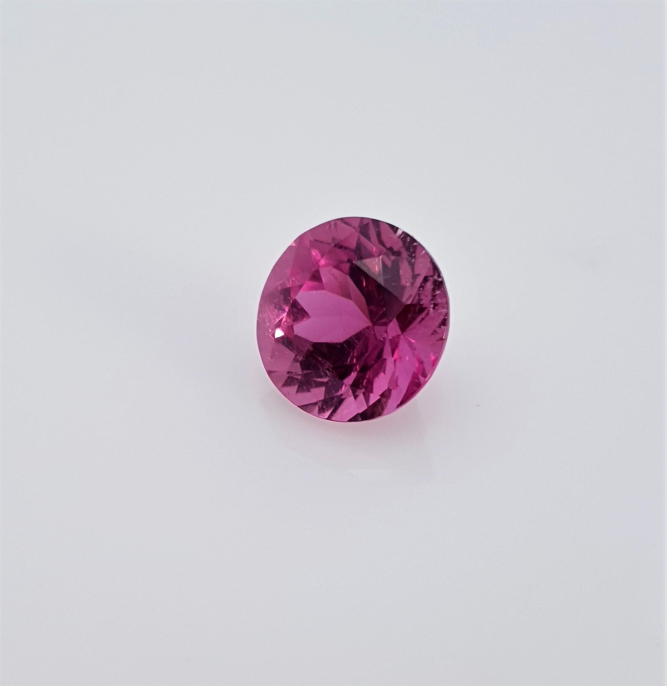 We are delighted to be able to offer, this 8,57 ct. vivid violet Rubelite from our collection.
This beautiful gem has a vivid violet pink color and a great fire. Cutting and proportion enable an very high light return from every angle!
The stone has