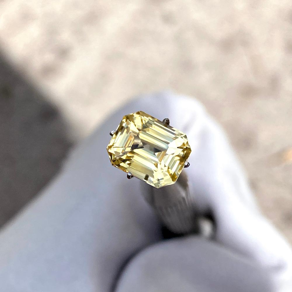 Moderne Vivid Yellow 5.09ct Sapphire Emerald Cut Natural Unheated, Loose Gemstone (pierre précieuse non chauffée) en vente