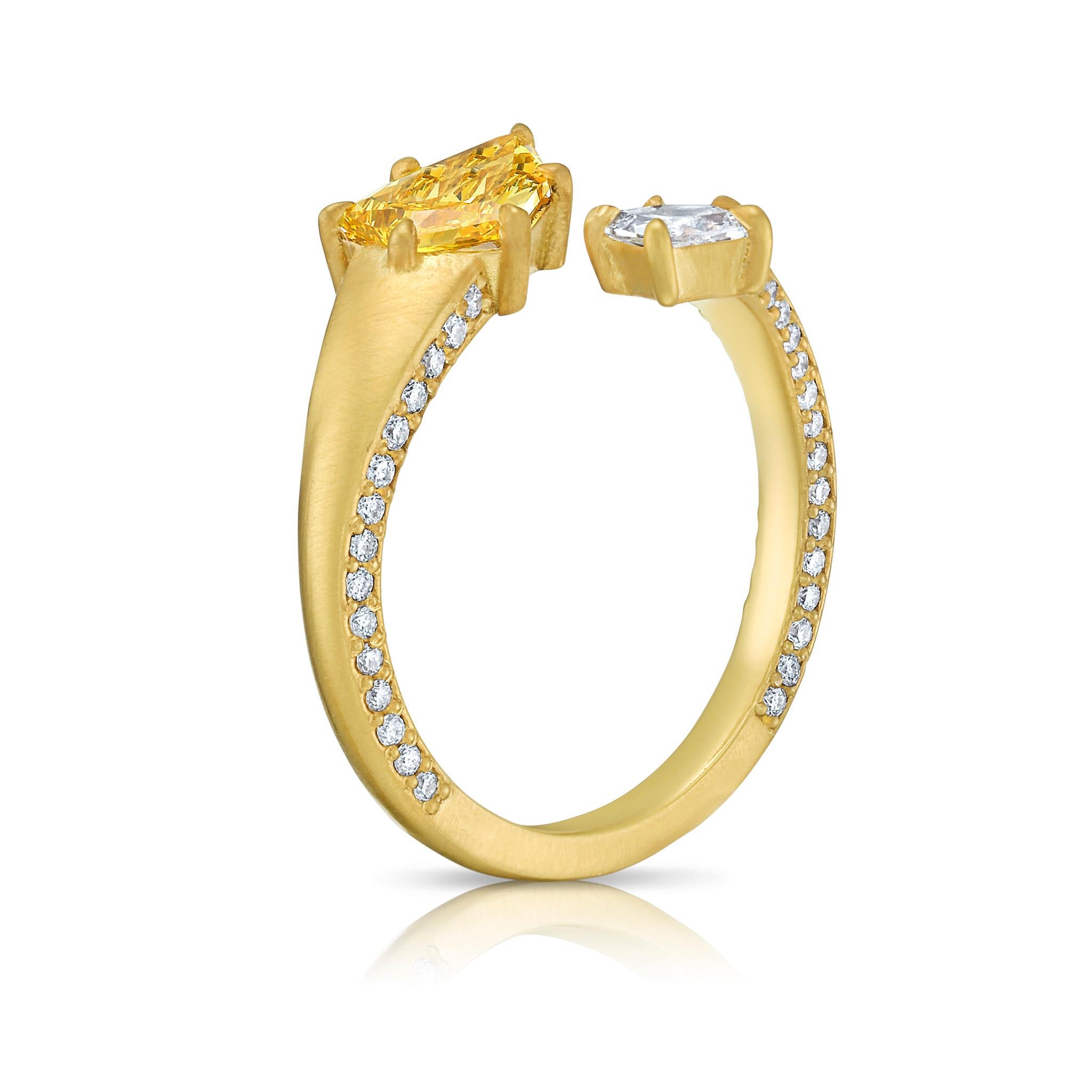 Eleva la tua collezione con un tocco radioso: questo anello a spirale unico nel suo genere mette in mostra un affascinante diamante a forma di aquilone da 1,01 carati Fancy Vivid Yellow, certificato GIA e che brilla di rara intensità. Incastonato in