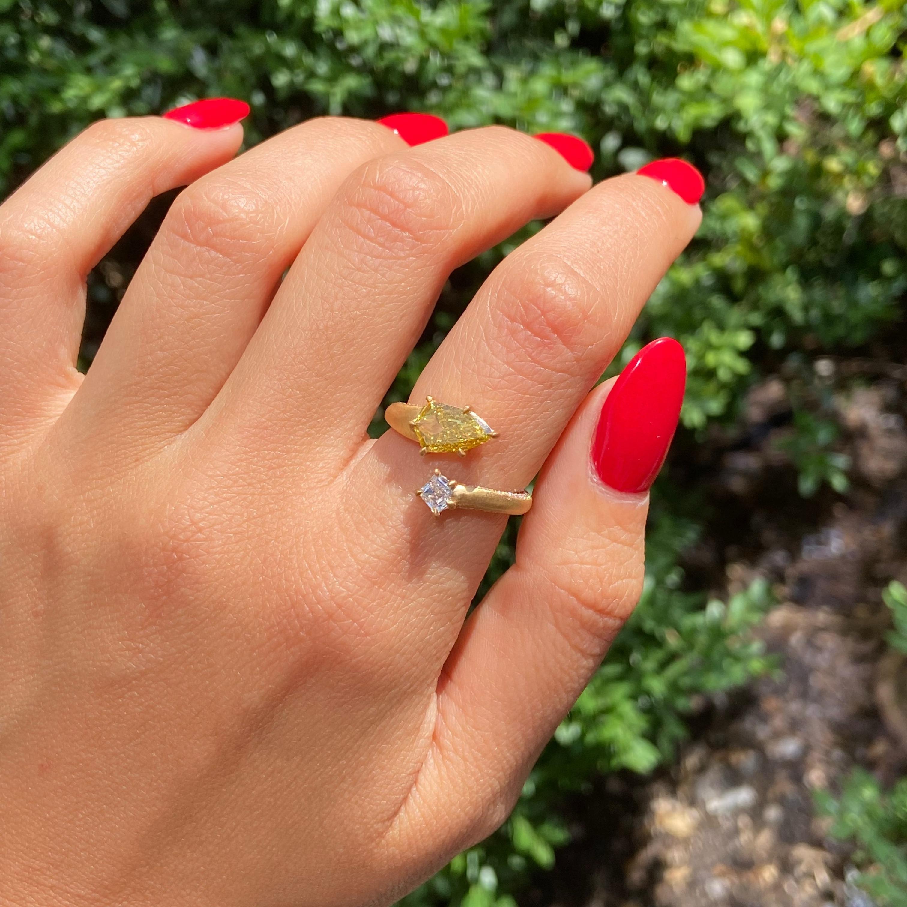 Anello a spirale con diamanti gialli Vivid Diamonds In condizioni Nuovo in vendita a New York, NY