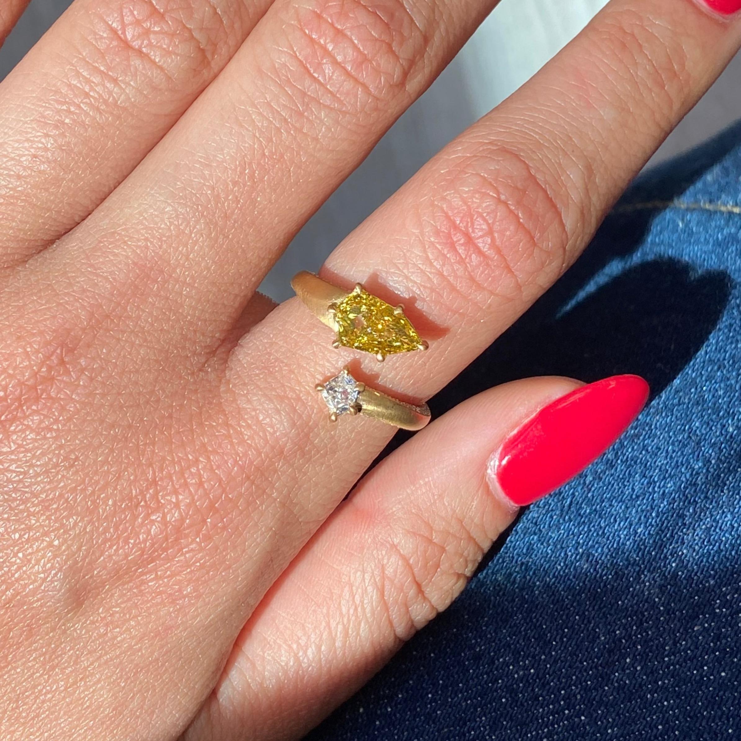 Donna Anello a spirale con diamanti gialli Vivid Diamonds in vendita
