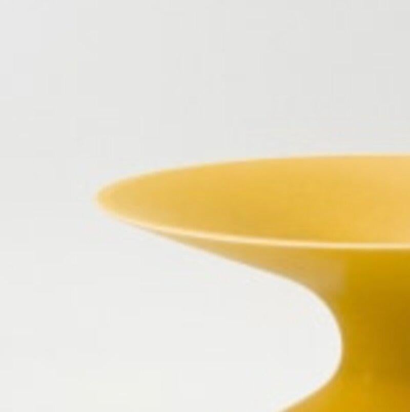 Anglais Vase jaune vif par Anna Silverton en vente