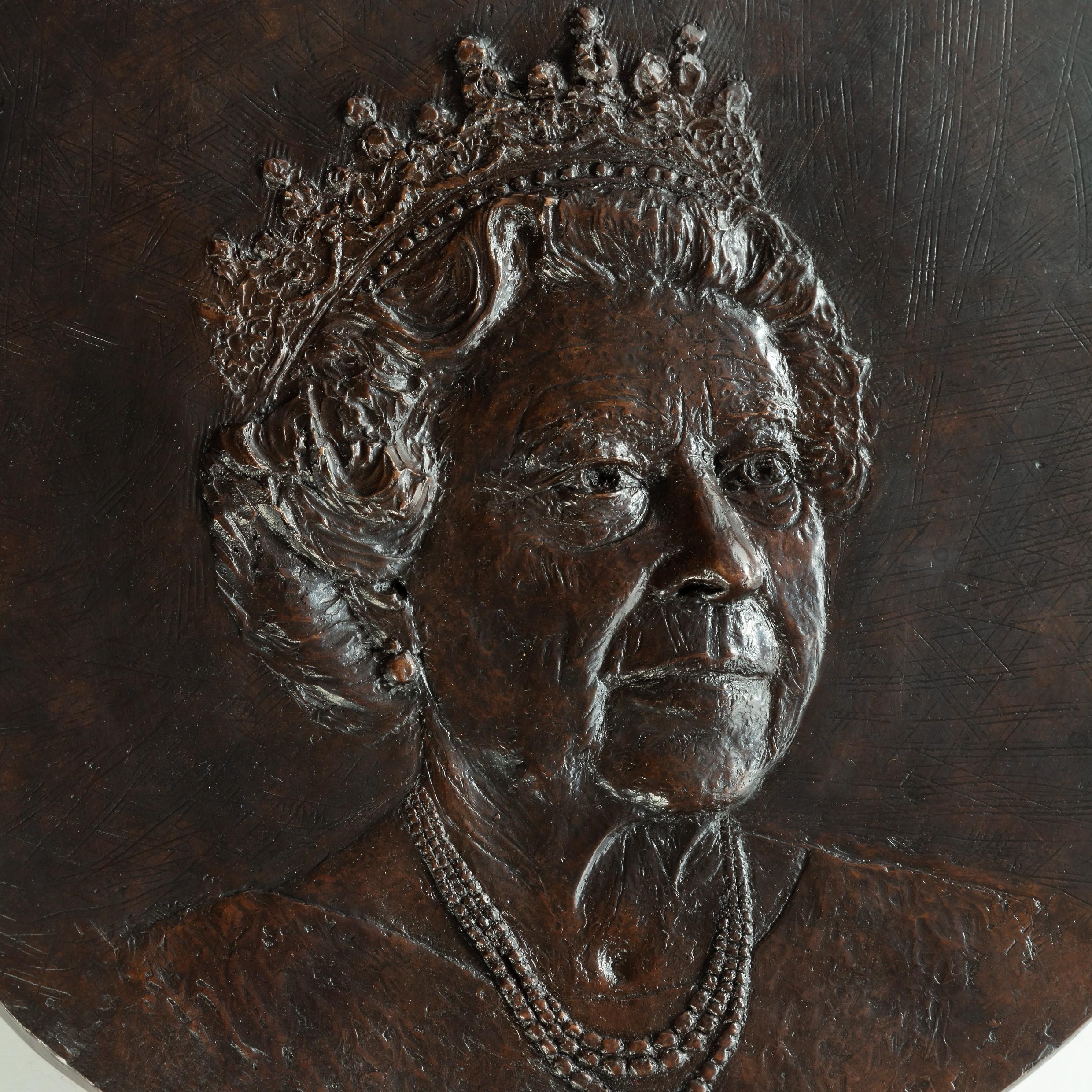 Vivien Mallock: Diamant-Jubiläumsporträt von Königin Elisabeth II., 2012 (Englisch) im Angebot