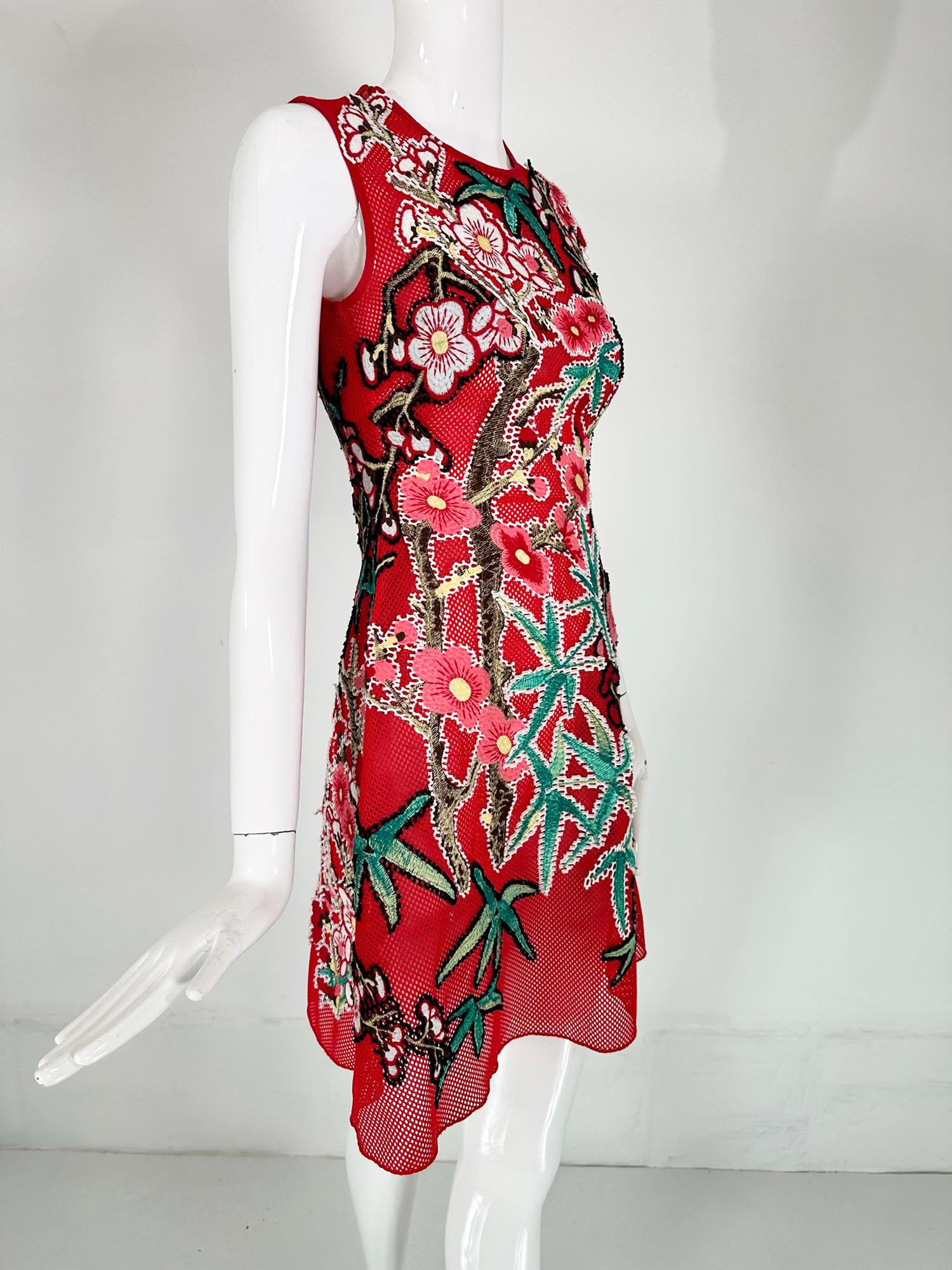 Vivienne Tam Abstraktes Kleid aus rotem Mesh mit Applikationen XS im Zustand „Gut“ im Angebot in West Palm Beach, FL