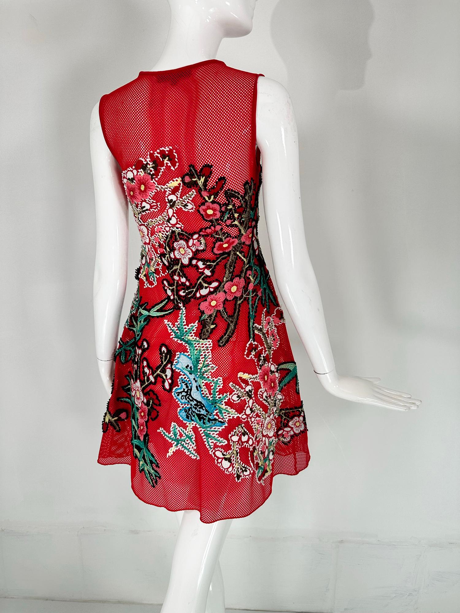 Vivienne Tam Abstraktes Kleid aus rotem Mesh mit Applikationen XS im Angebot 1
