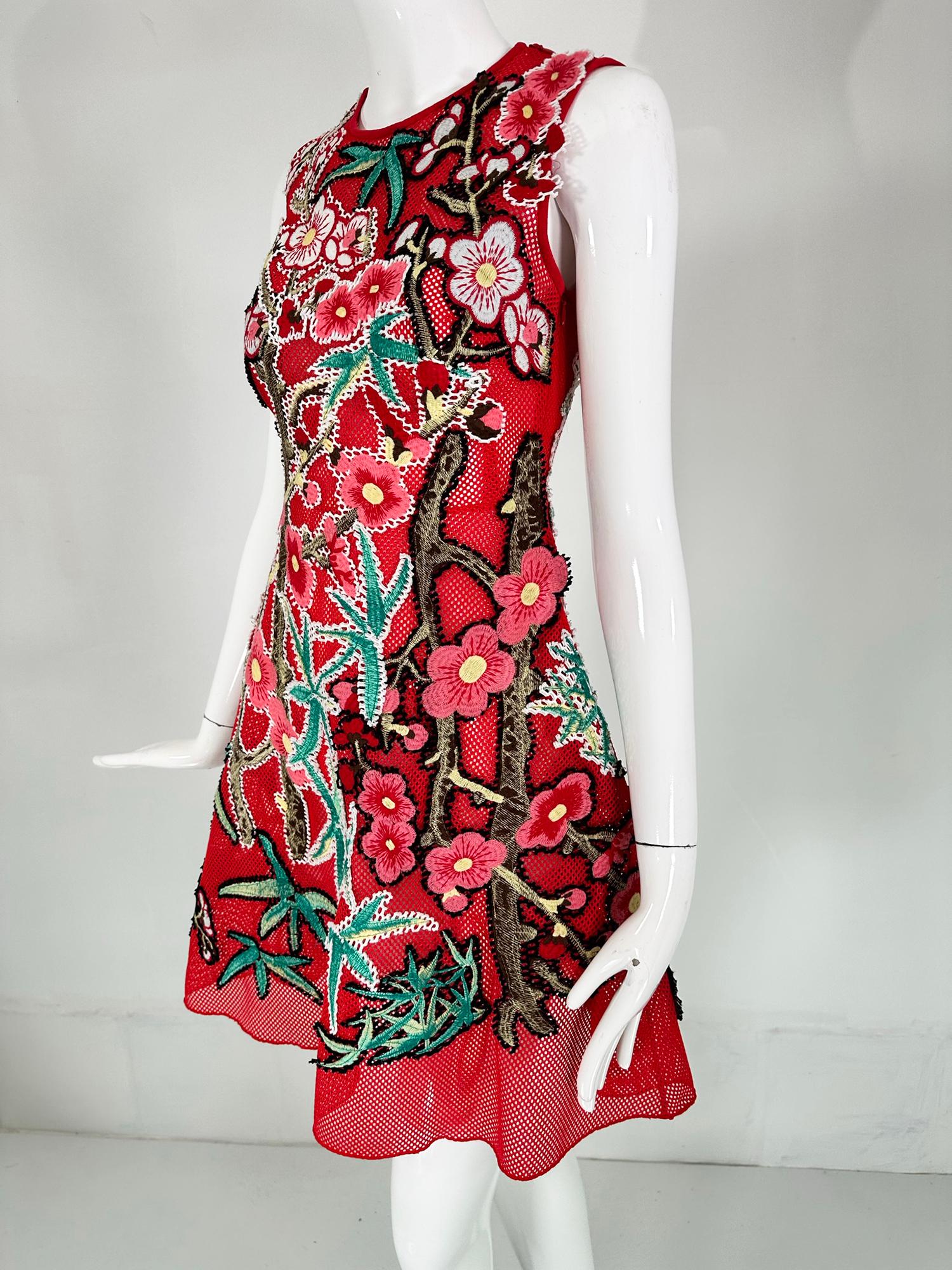 Vivienne Tam Abstraktes Kleid aus rotem Mesh mit Applikationen XS im Angebot 4