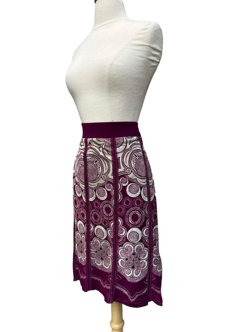 Vintage Vivienne Tam nylon mesh skirt. Shades of eggplant purple, very light green and grey. elastic waist. pull on, no closure. skirt is lined. knee length. dry cleaned.

Circa 1990s - Y2K
Vivienne Tam
Made in Hong Kong
Nylon
Excellent Condition.