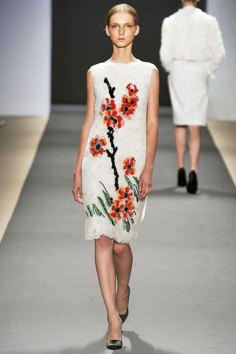 VIVIENNE TAM S/S 2009 Olefin Crinkle White Pink Red Flower Boat Neck Shift Dress For Sale 5