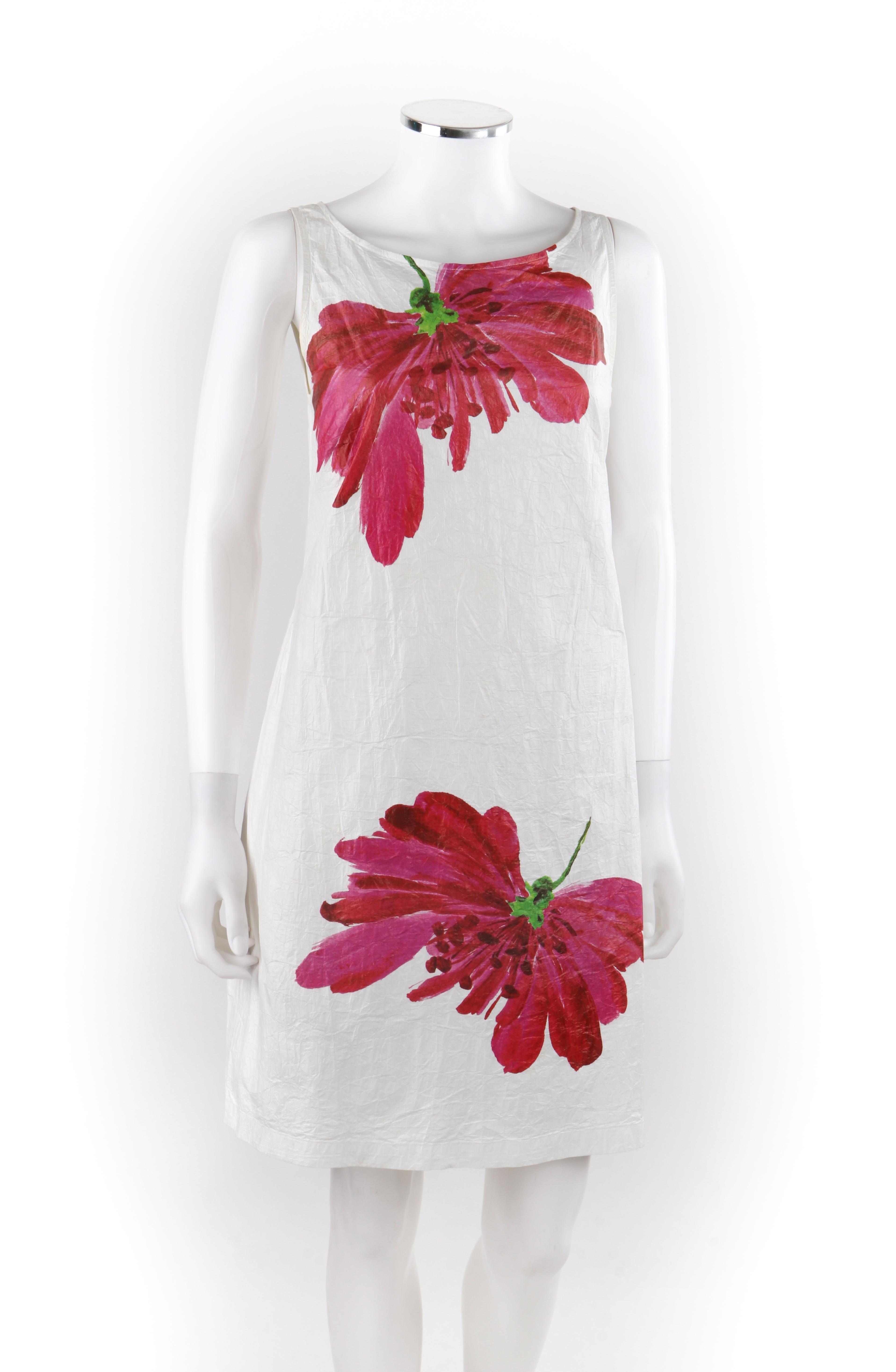 VIVIENNE TAM Printemps-été 2009 Olefin Crinkle - Robe droite à col bateau blanche à fleurs rose et rouge Bon état - En vente à Thiensville, WI