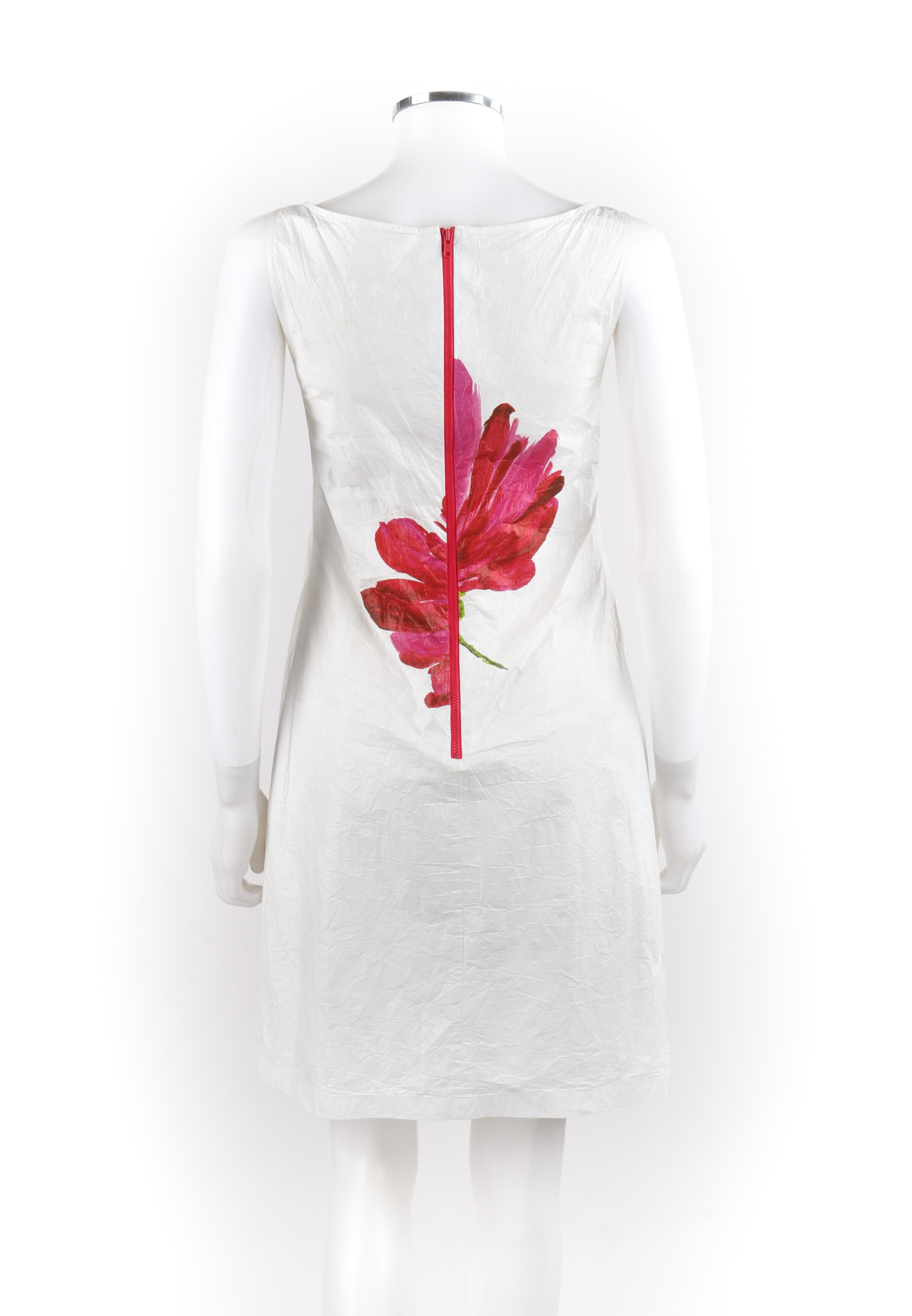 VIVIENNE TAM S/S 2009 Olefin Crinkle White Pink Red Flower Boat Neck Shift Dress In Good Condition For Sale In Thiensville, WI