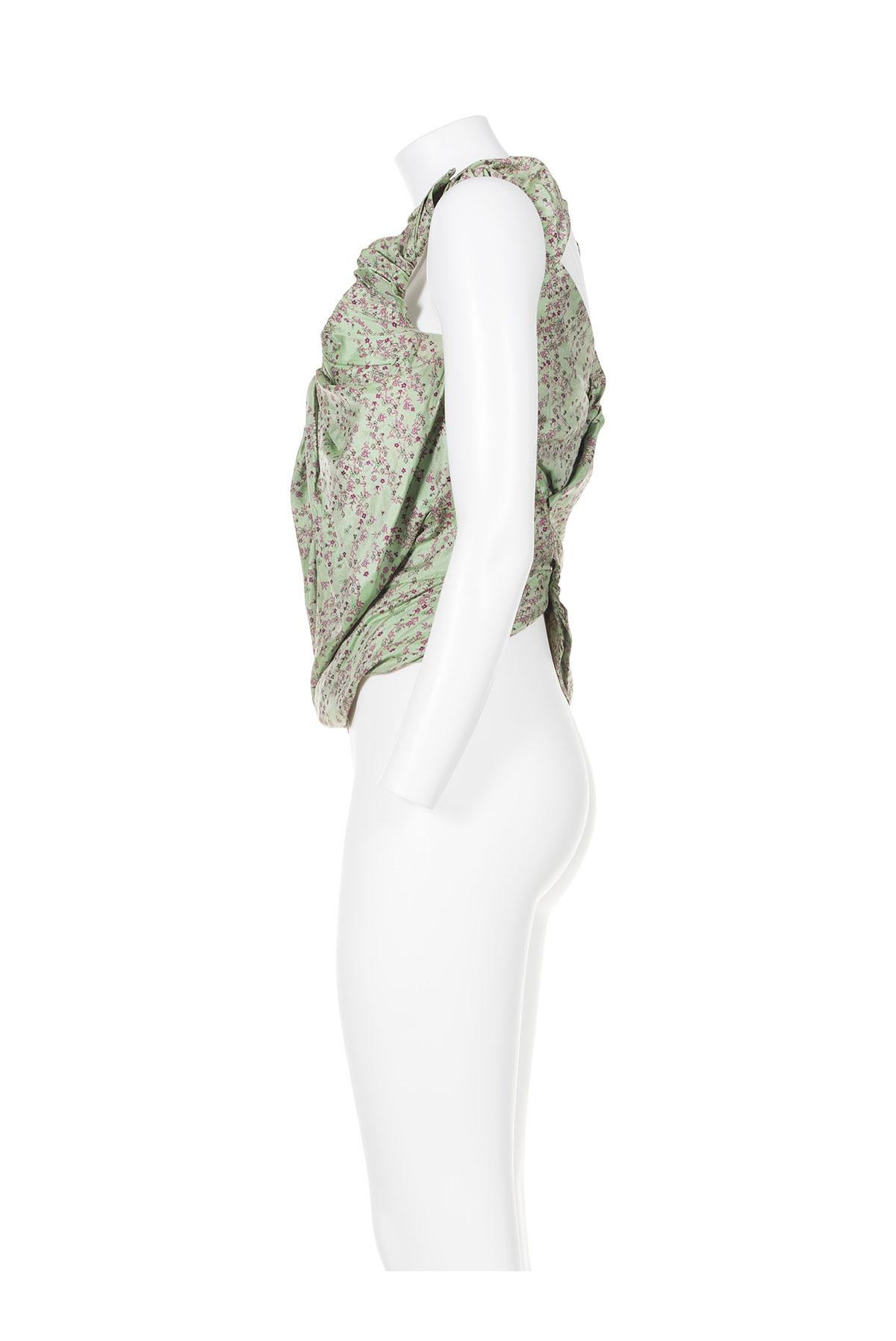 Das ikonische Bustier aus dem Jahr 2000 von Vivienne Westwood.
Floraler Jacquard-Stoff.
Gerüschte Schulterriemen.
Versteckter Reißverschluss und Walknochen.
Druckknöpfe am Rücken.
Das Etikett mit der Zusammensetzung fehlt, es scheint aus Polyester