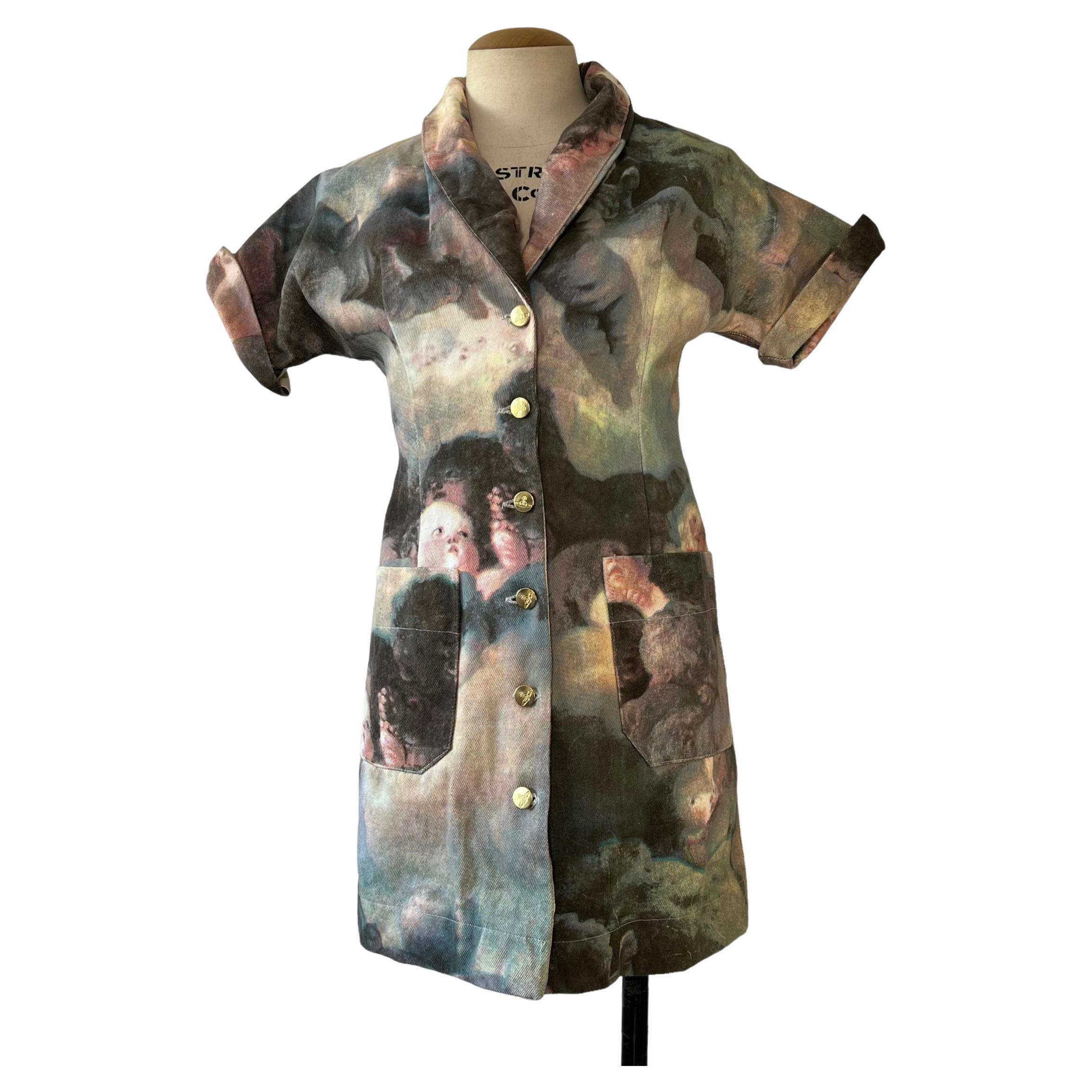 La robe imprimée Putti 1992 de Vivienne Westwood est un véritable bijou de la remarquable collection de la créatrice de mode emblématique. L'imprimé a été publié pour la première fois dans le cadre de la collection Vivienne Westwood de 1991. Mais il