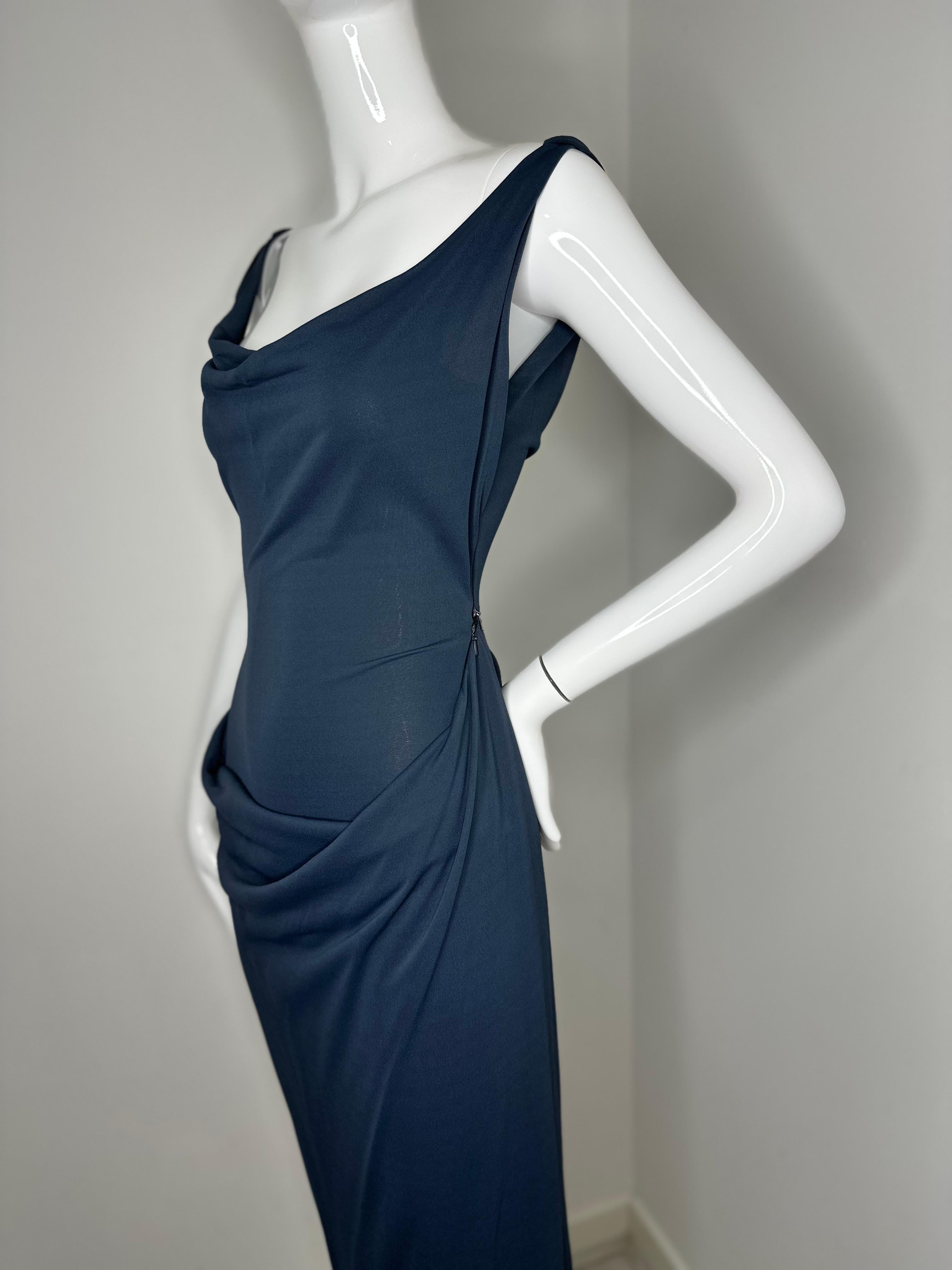 Collector’s item 

Vivienne Westwood 1997 midi dress
As seen on the runway modeled by Yasmeen Ghauri.
Good vintage condition, no rips or stain. Normal wear consistent with age 

Size on the tag 10. US 8 and It40. Corresponds more to a size XS. 
Max