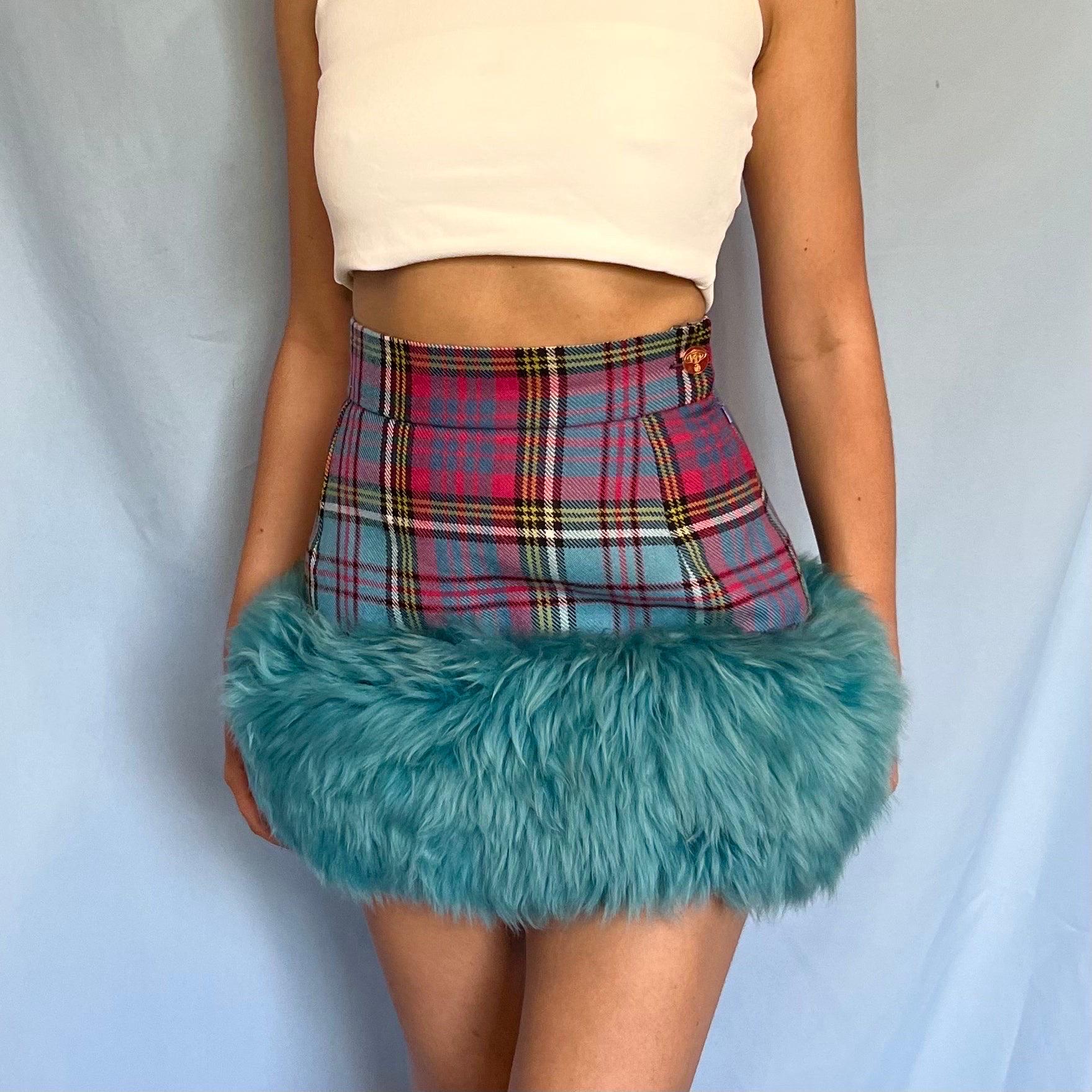 Vivienne Westwood

from A/W 1993

Blue & red (MacAndreas) tartan skirt with faux fur blue skirt 

Zip up side

Orb gold hardware button

Size UK 10 however fits much smaller - see measurements 

25” waist 

14.5” length

Very rare collectors item