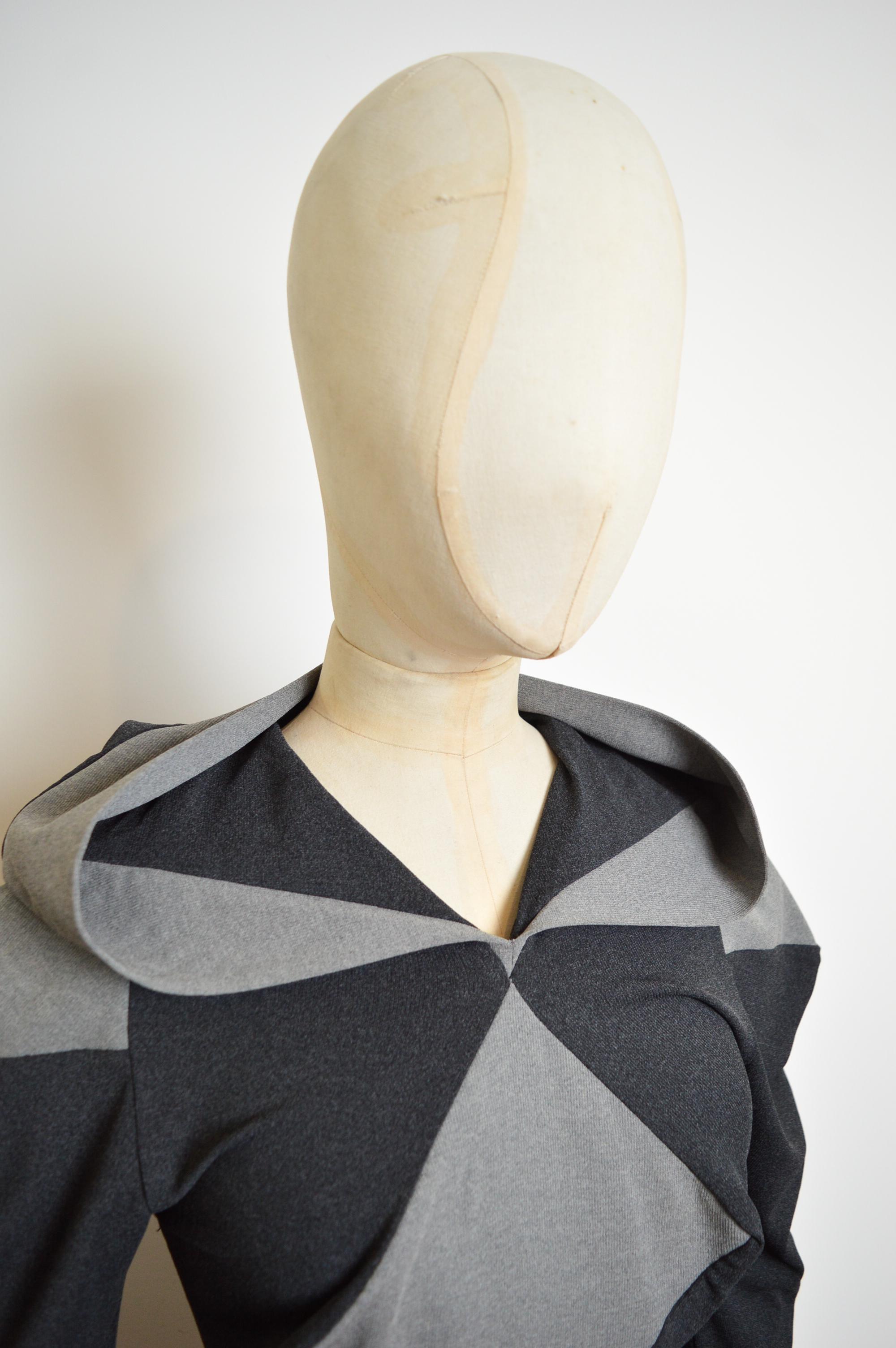 Vivienne Westwood A/W 1999 - 2000 Collection « Showroom » - Robe à capuche pointue en vente 5