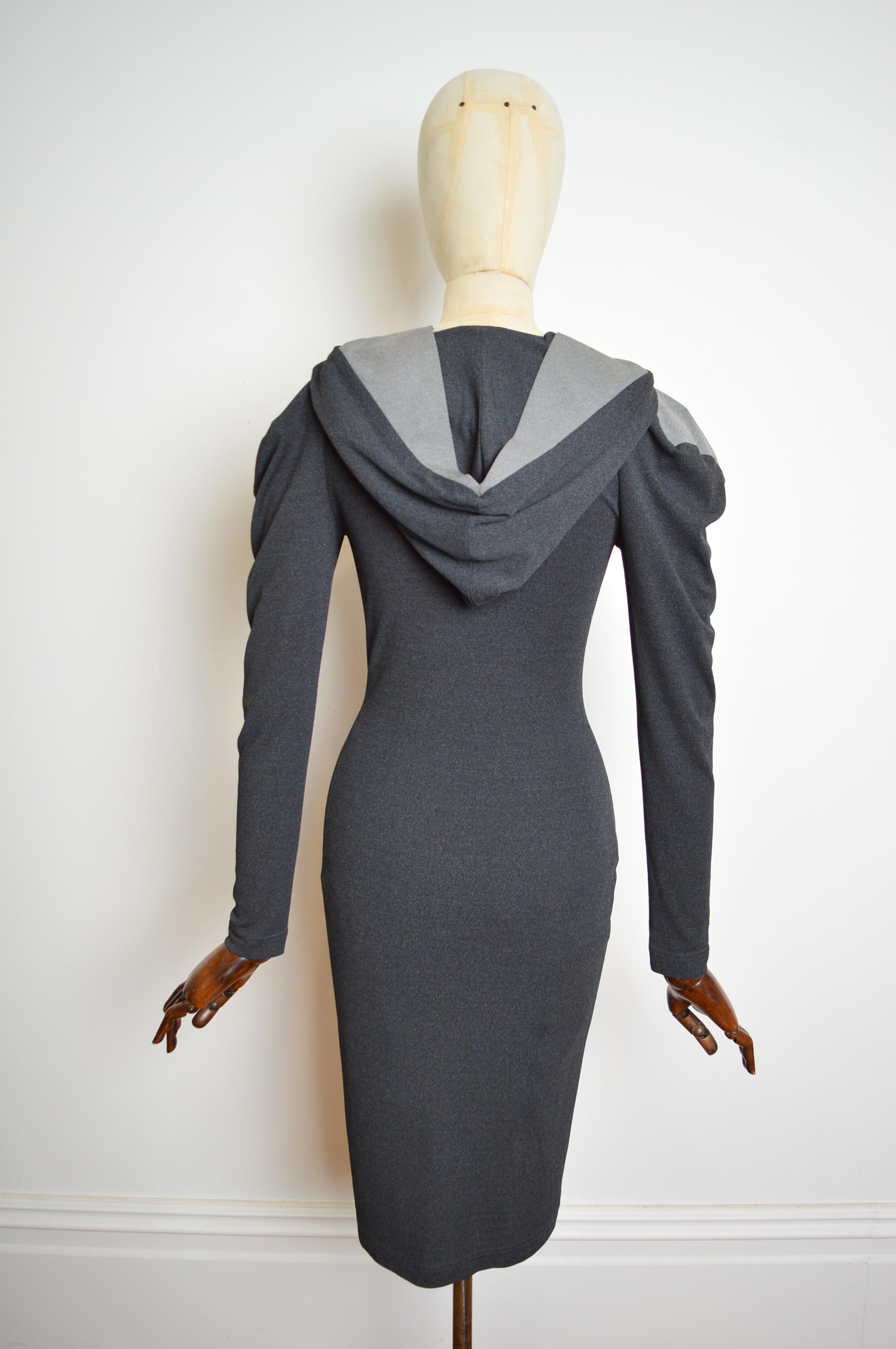 Vivienne Westwood A/W 1999 - 2000 Collection « Showroom » - Robe à capuche pointue en vente 6