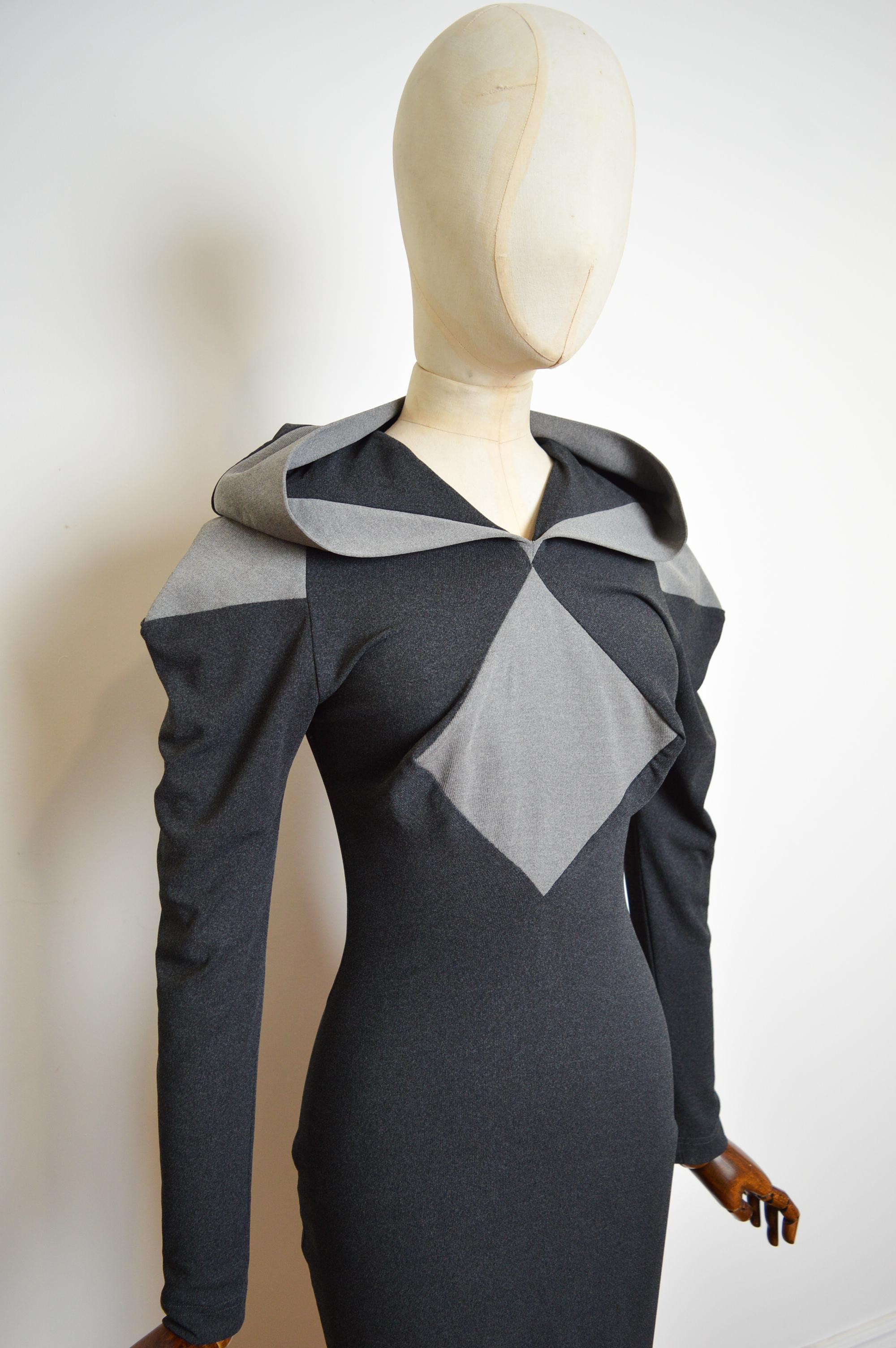 Vivienne Westwood A/W 1999 - 2000 Collection « Showroom » - Robe à capuche pointue en vente 7