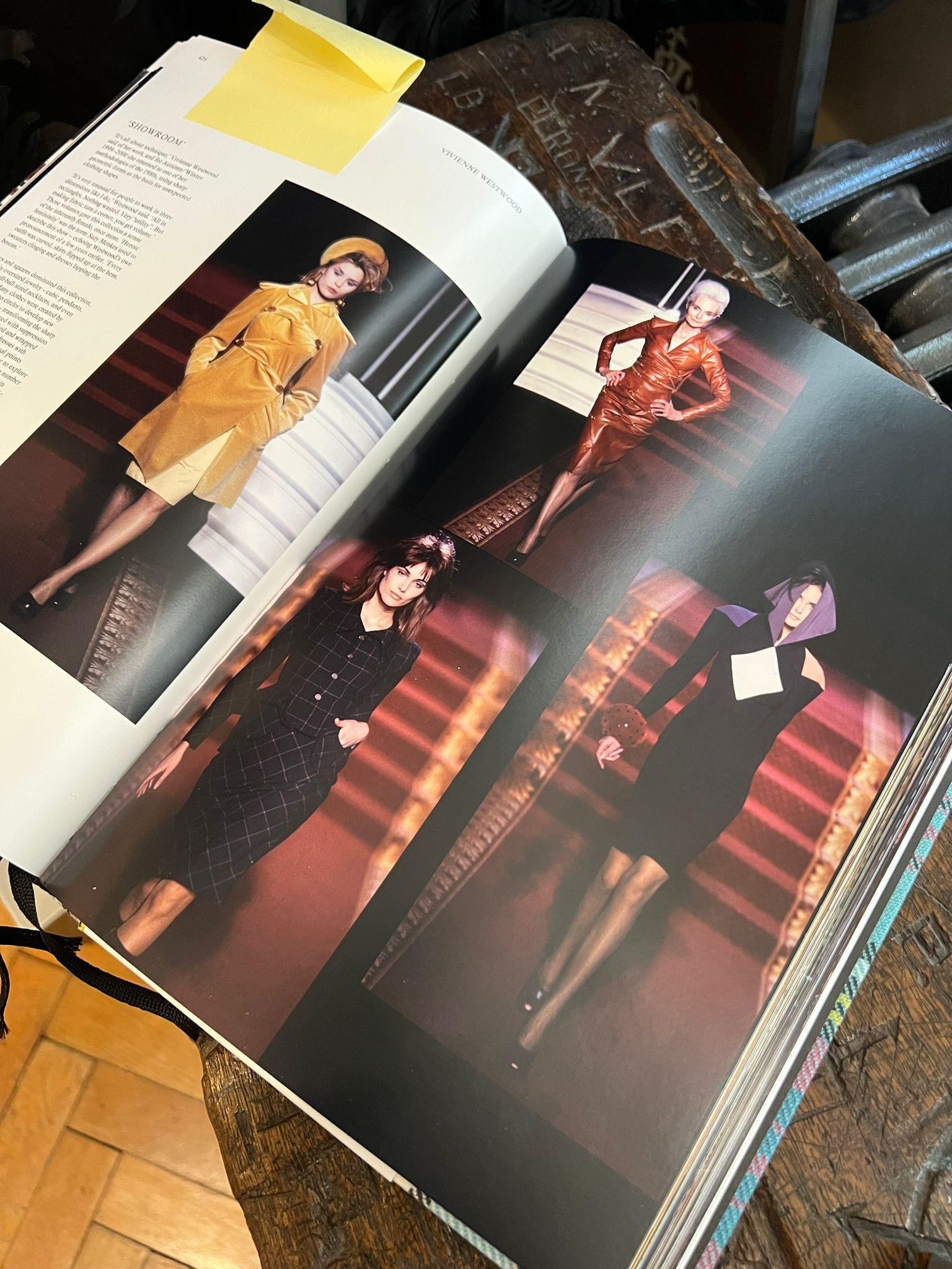 Vivienne Westwood A/W 1999 - 2000 Collection « Showroom » - Robe à capuche pointue en vente 10