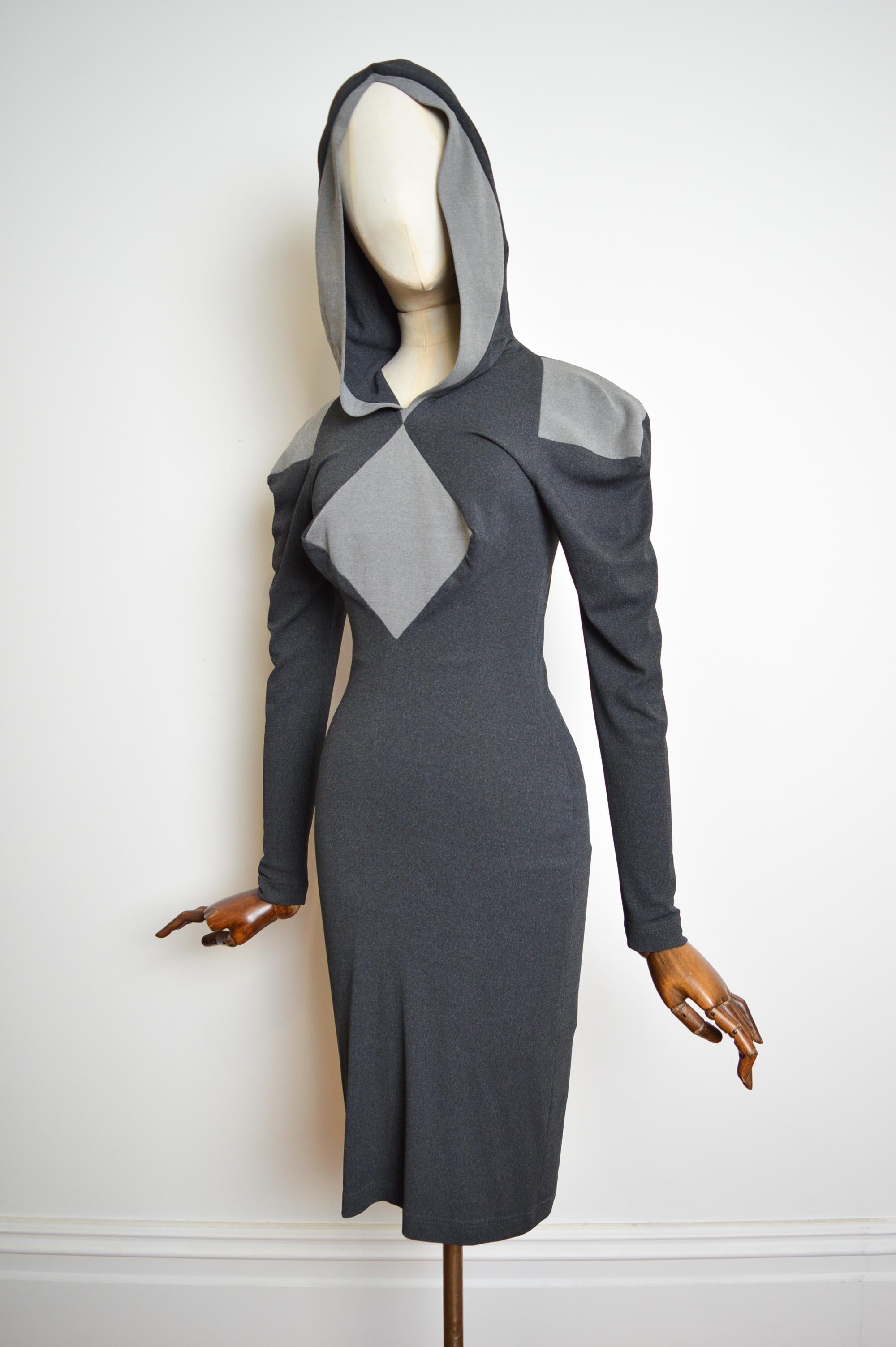 Noir Vivienne Westwood A/W 1999 - 2000 Collection « Showroom » - Robe à capuche pointue en vente