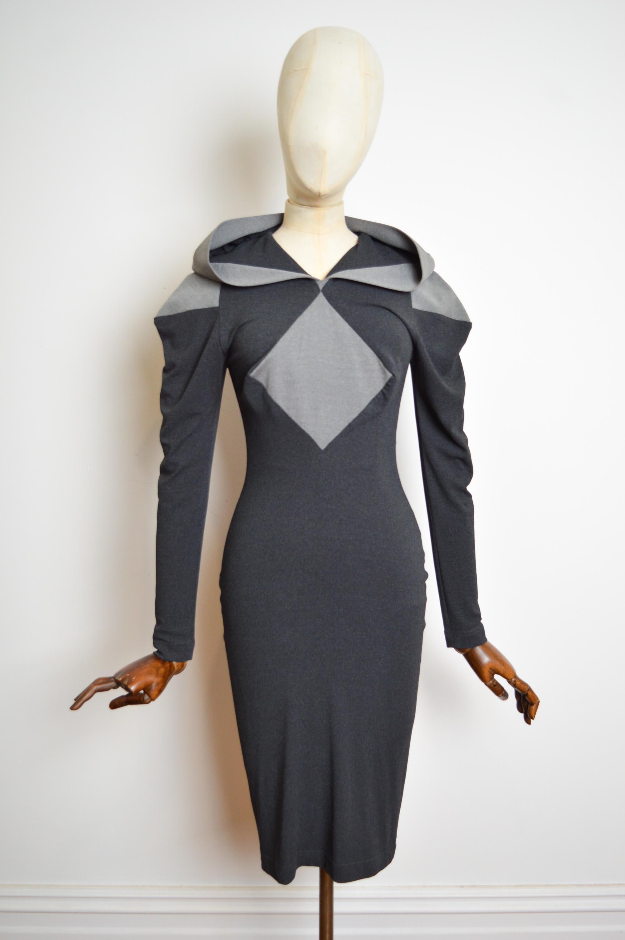 Vivienne Westwood A/W 1999 - 2000 Collection « Showroom » - Robe à capuche pointue Pour femmes en vente