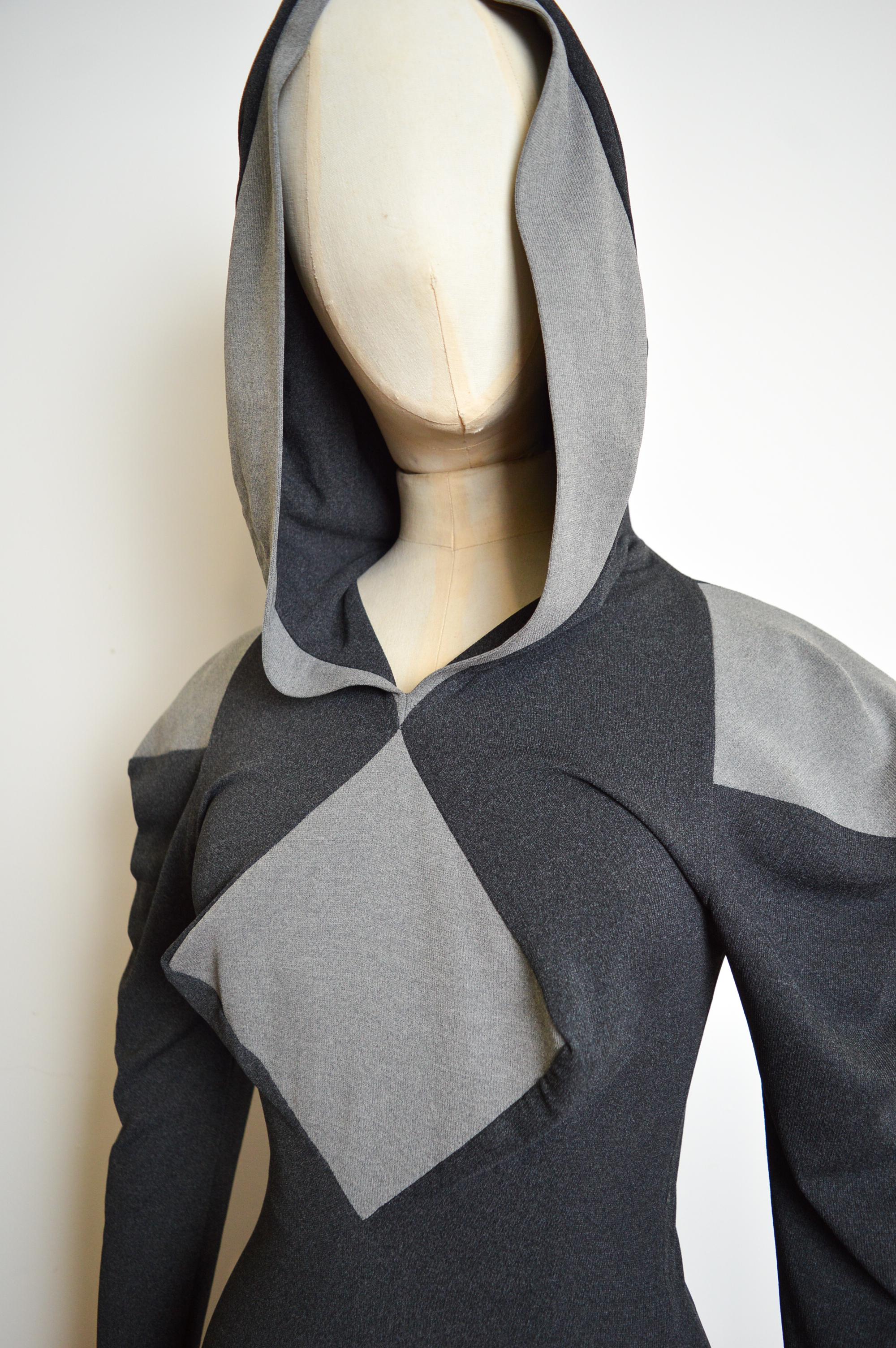 Vivienne Westwood A/W 1999 - 2000 Collection « Showroom » - Robe à capuche pointue en vente 1