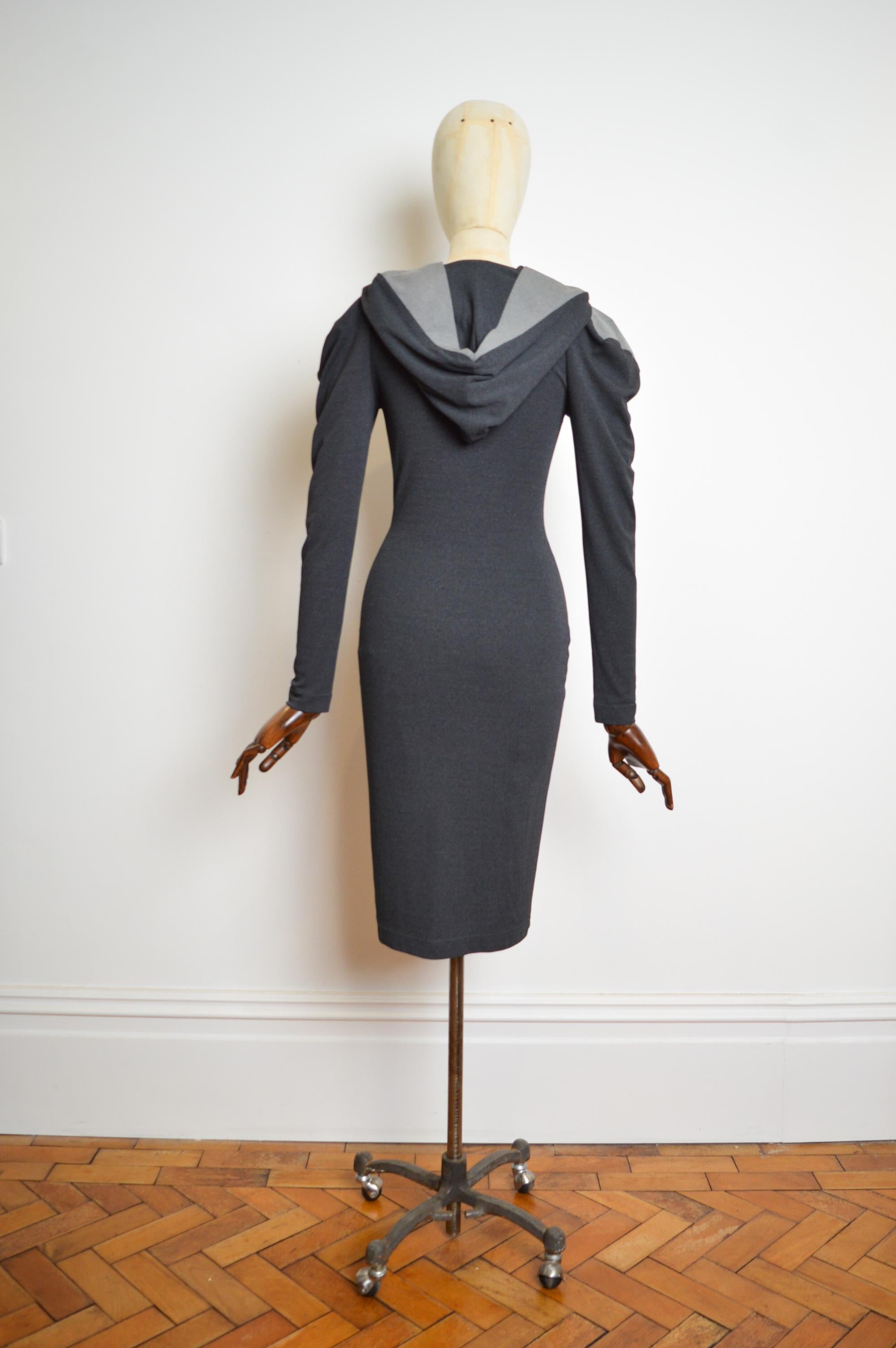 Vivienne Westwood A/W 1999 - 2000 Collection « Showroom » - Robe à capuche pointue en vente 2