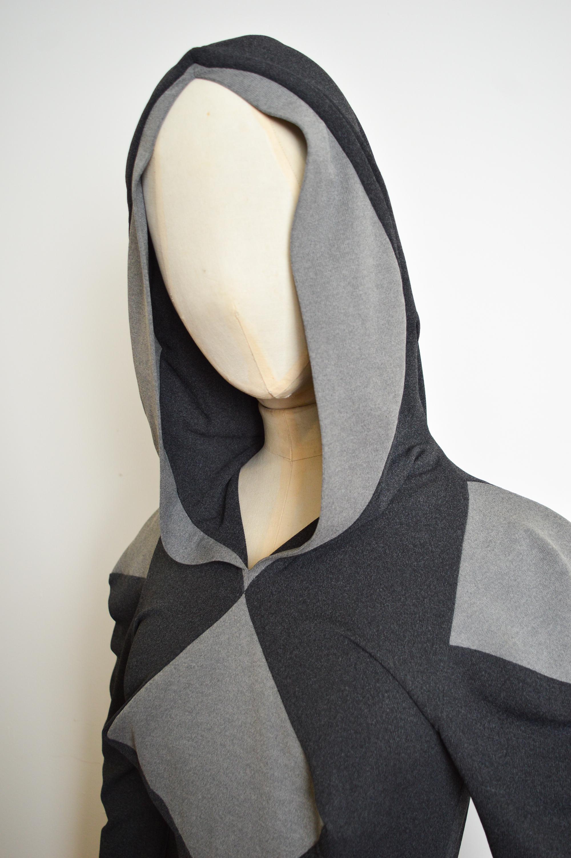Vivienne Westwood A/W 1999 - 2000 Collection « Showroom » - Robe à capuche pointue en vente 4