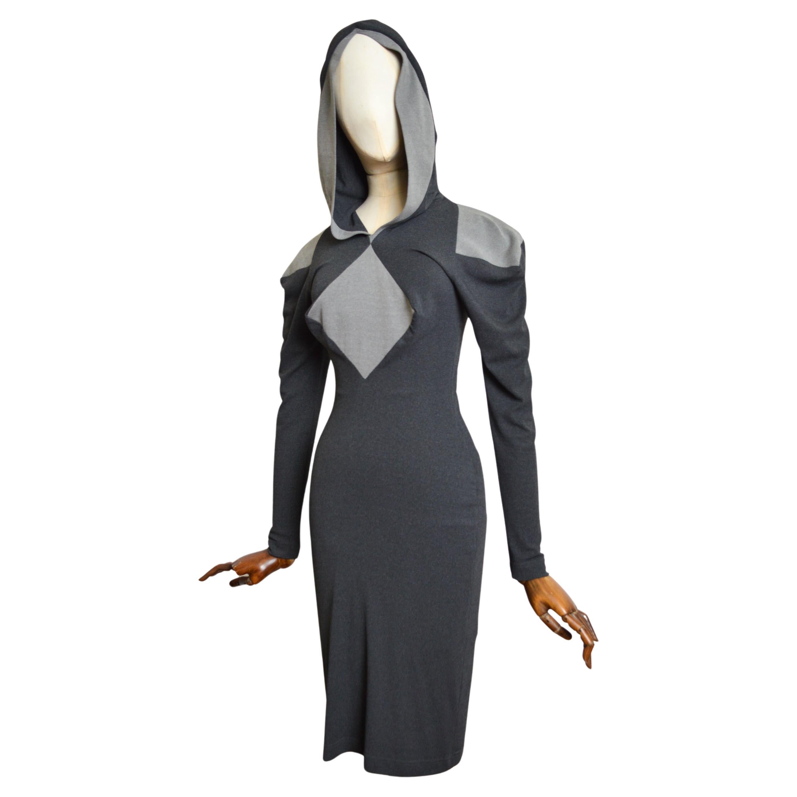 Vivienne Westwood A/W 1999 - 2000 Collection « Showroom » - Robe à capuche pointue en vente