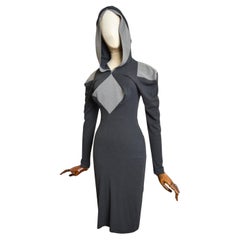 Vivienne Westwood H/W 1999 - 2000 'Showroom' Kollektion 'Showroom' Spitzenkleid mit Kapuze und Tit mit Kapuze