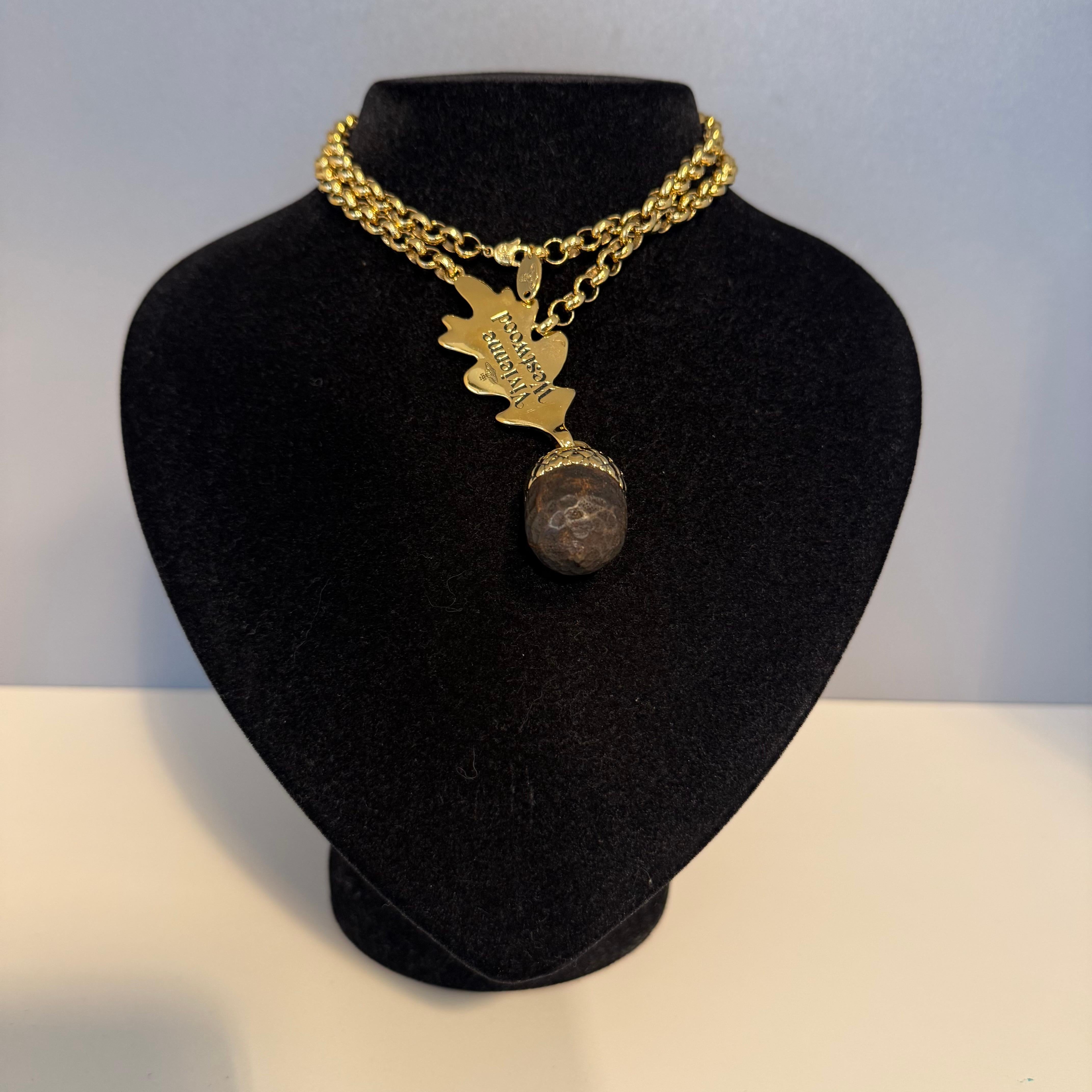 Vivienne Westwood necklace
Golden metal chain
Acorn pendant
Total length cm 68 (26.77 inches) + pendant
As new, with box
Worldwide express shipping included in the price 
Your questions / messages of interest are more than welcome !