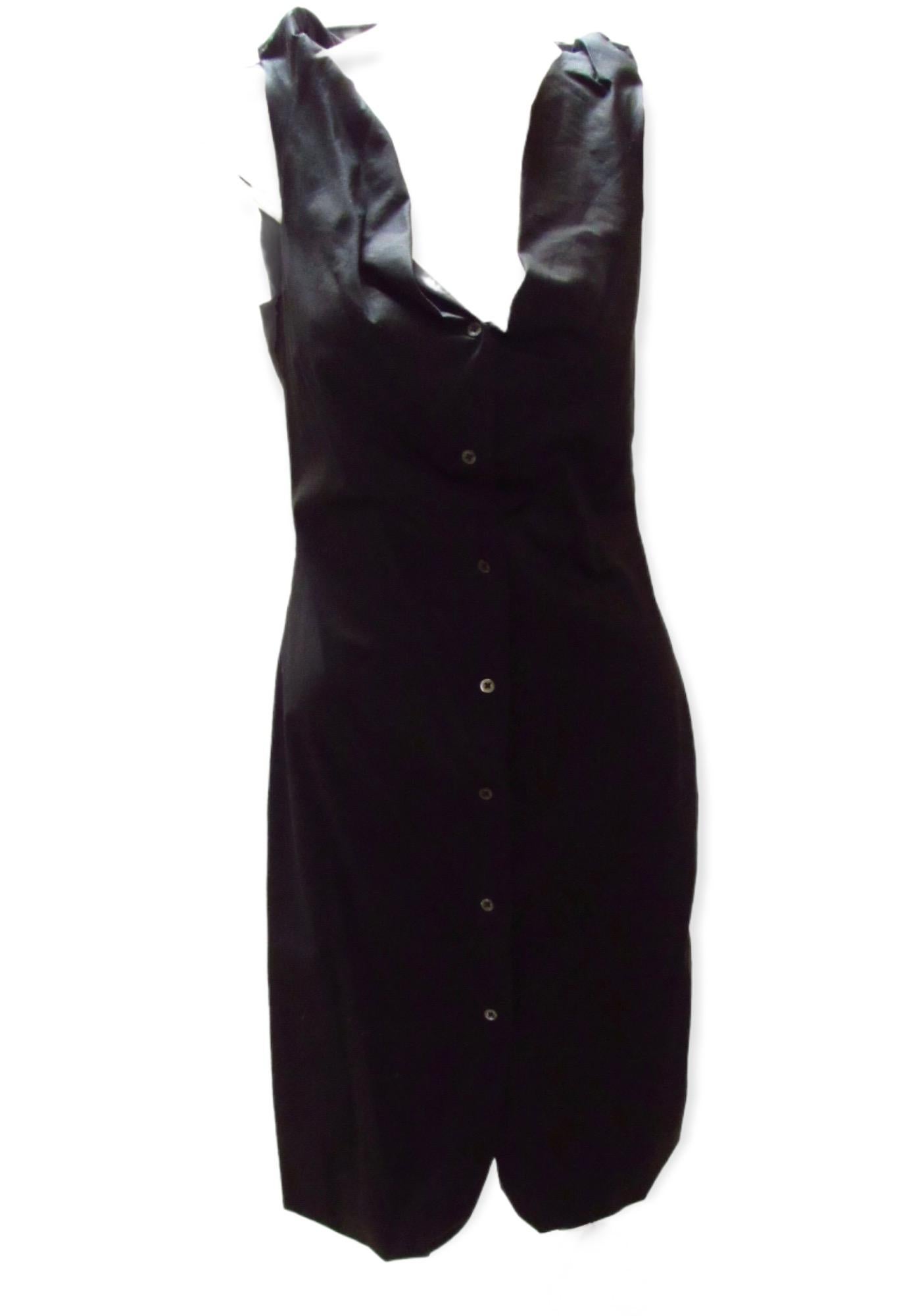 Une magnifique petite robe noire du vintage Vivienne Westwood Anglomania. Une robe boutonnée à l'avant qui épousera vos courbes et des bretelles 