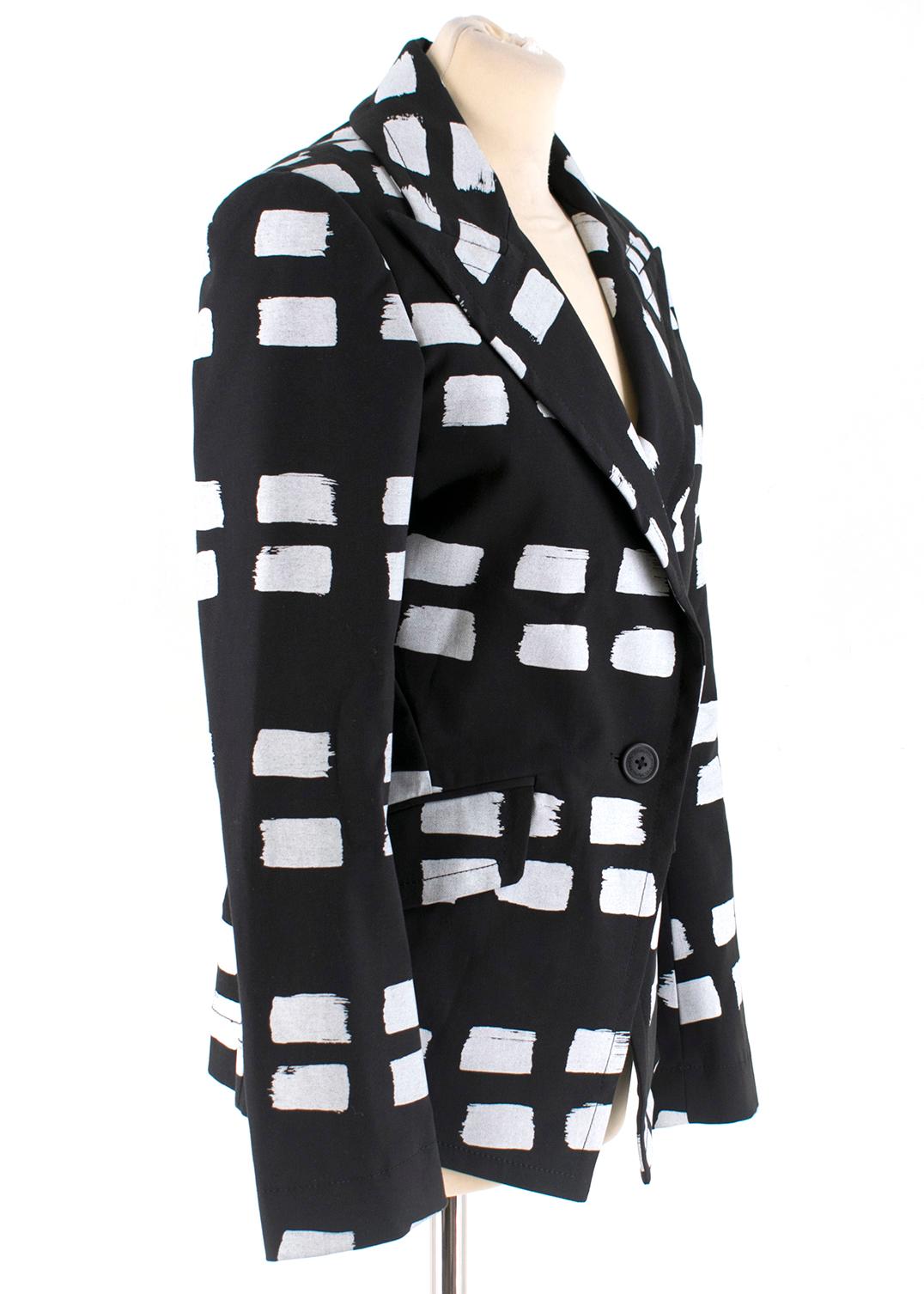 Vivienne Westwood Single-breasted blazer and Trousers set 

-White dot pointed pattern 
-Well structured jacket 
-One front button with padded shoulders 
-featuring notched lapels
-Two front flap pockets 
-Straight fitted trousers 
-Two side pockets