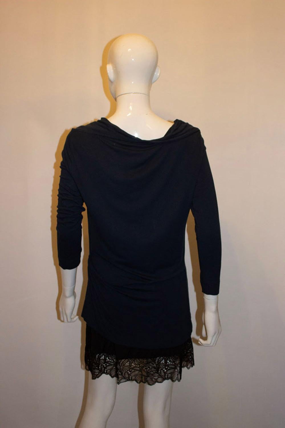 Un magnifique top en jersey de coton, facile à porter.  la défunte styliste britannique Vivienne Westwood. Ce haut présente un col bénitier, des manches longues et des détails sur le côté droit. Taille XL Mesures : 
Buste 37'', longueur 24''
