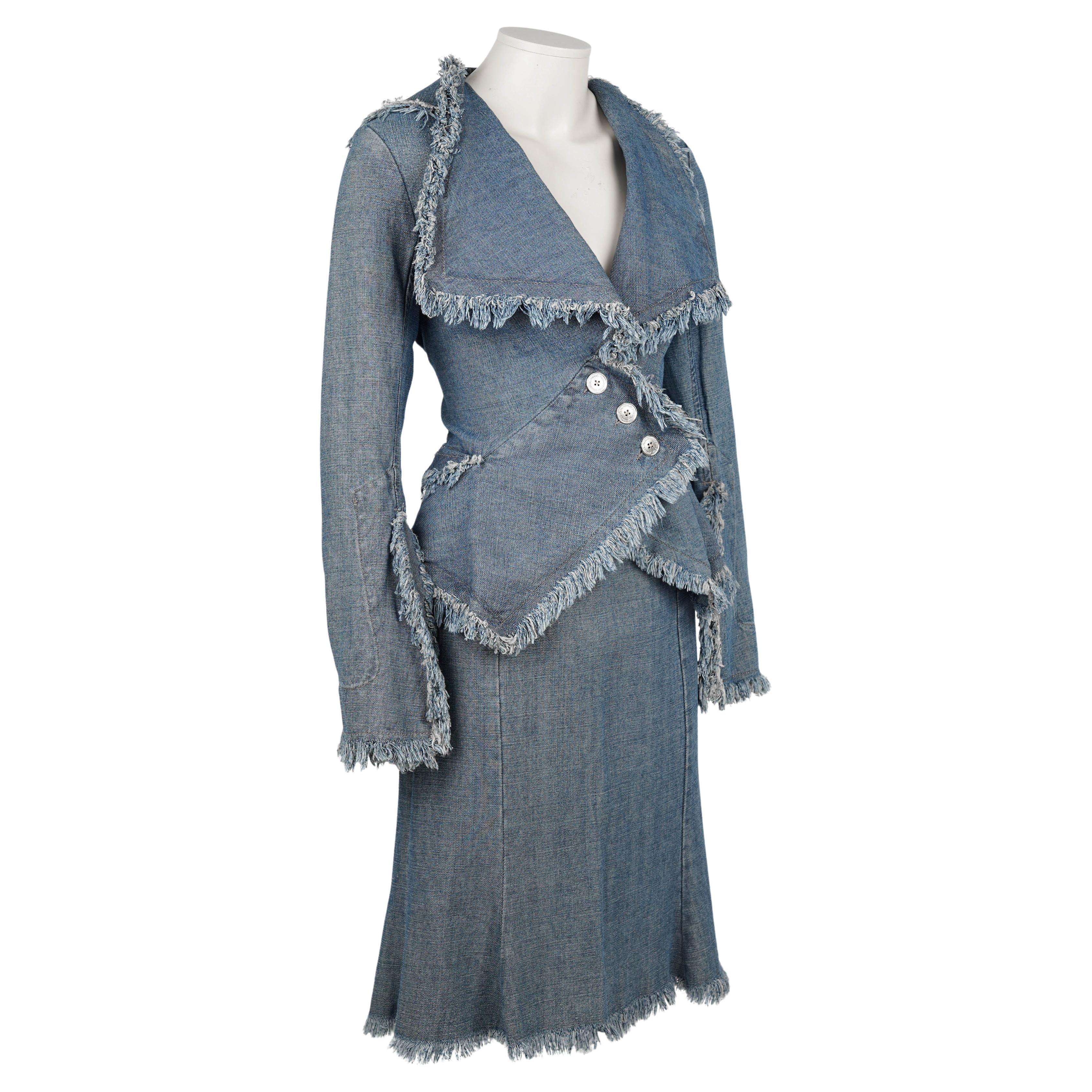 Ein auffälliger und seltener zweiteiliger Anzug aus der Linie Anglomania von Vivienne Westwood, datiert auf Herbst/Winter 1998. Dieses skulpturale Ensemble besteht aus einer scharf geschnittenen, asymmetrischen Jacke und einem passenden Rock aus