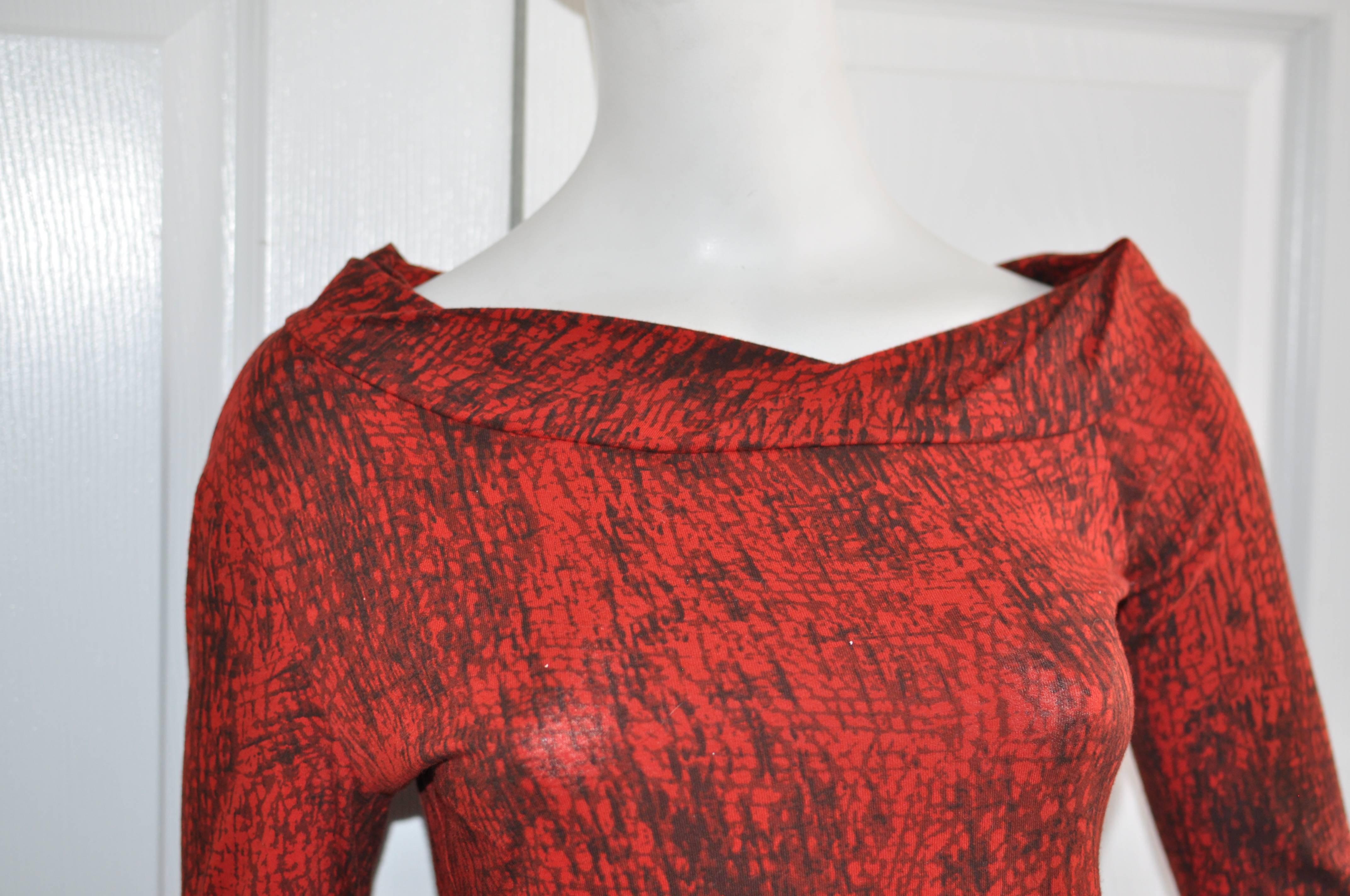 Hübsches bedrucktes Baumwollkleid mit drapiertem, gefaltetem Halsausschnitt; asymmetrischer doppelter und gefalteter Saum, der sich auch an den Ärmelabschlüssen wiederfindet.
Dieses Kleid aus 100 % Baumwolle hat einen gewissen Stretchanteil.