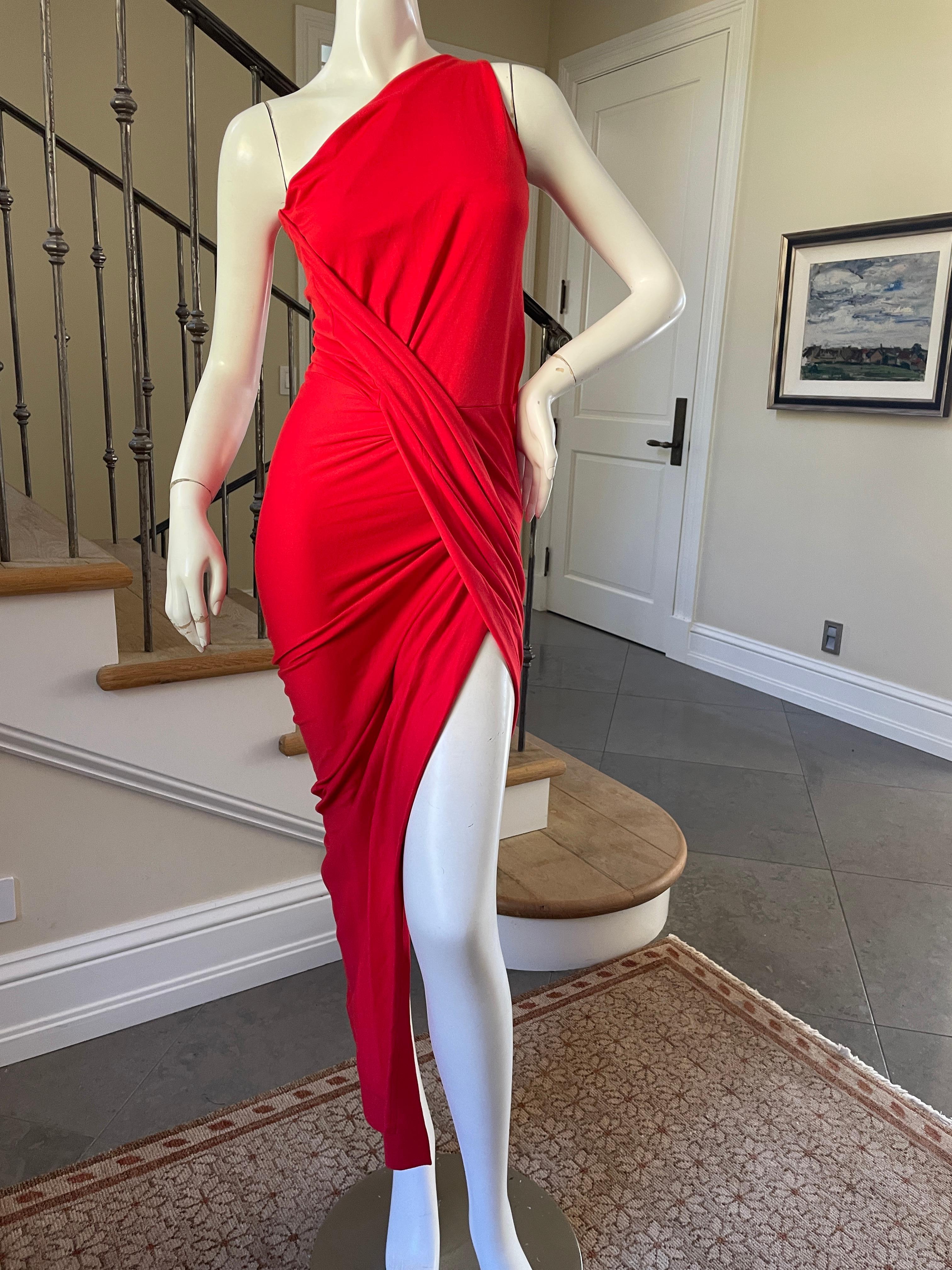 Vivienne Westwood Anglomania Rotes One Shoulder Kleid mit assymetrischem Saum . 
Neu mit Tags
Größe S
 Brustumfang 35