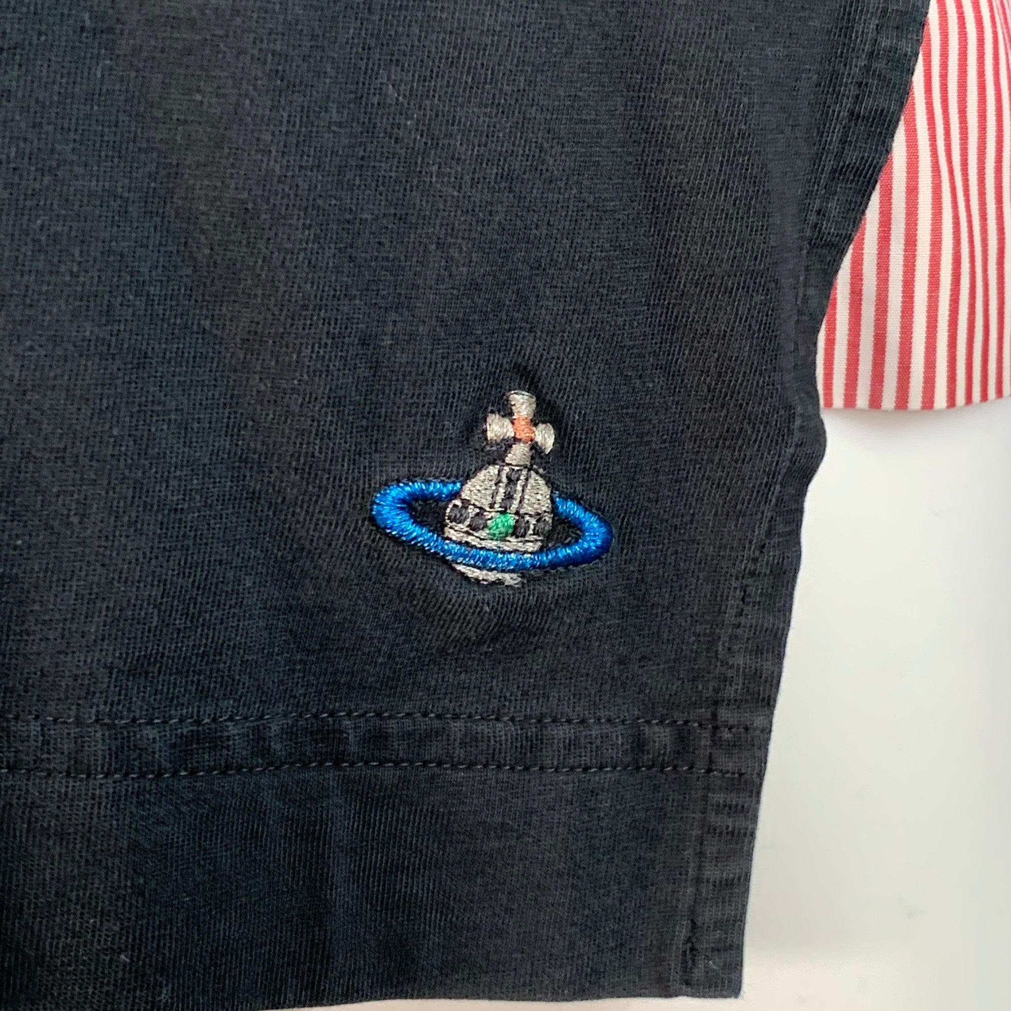T-shirt vintage di Vivienne Westwood ARCHIVE in jersey di cotone nero con toppe a righe bianche e rosse, dettaglio di bottoni sulla spalla, maniche lunghe e chiusura a pullover. Buone condizioni d'uso. Foro minore sulla spalla. 

Contrassegnato:   M