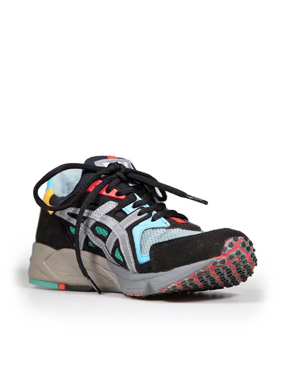 CONDITION is Very good. Minimal wear to the trainers is evident. Light discolouration to the collar on the right side of the left shoe and the left side of the right shoe. Small scratches to the back and pilling to the collar lining of both shoes on