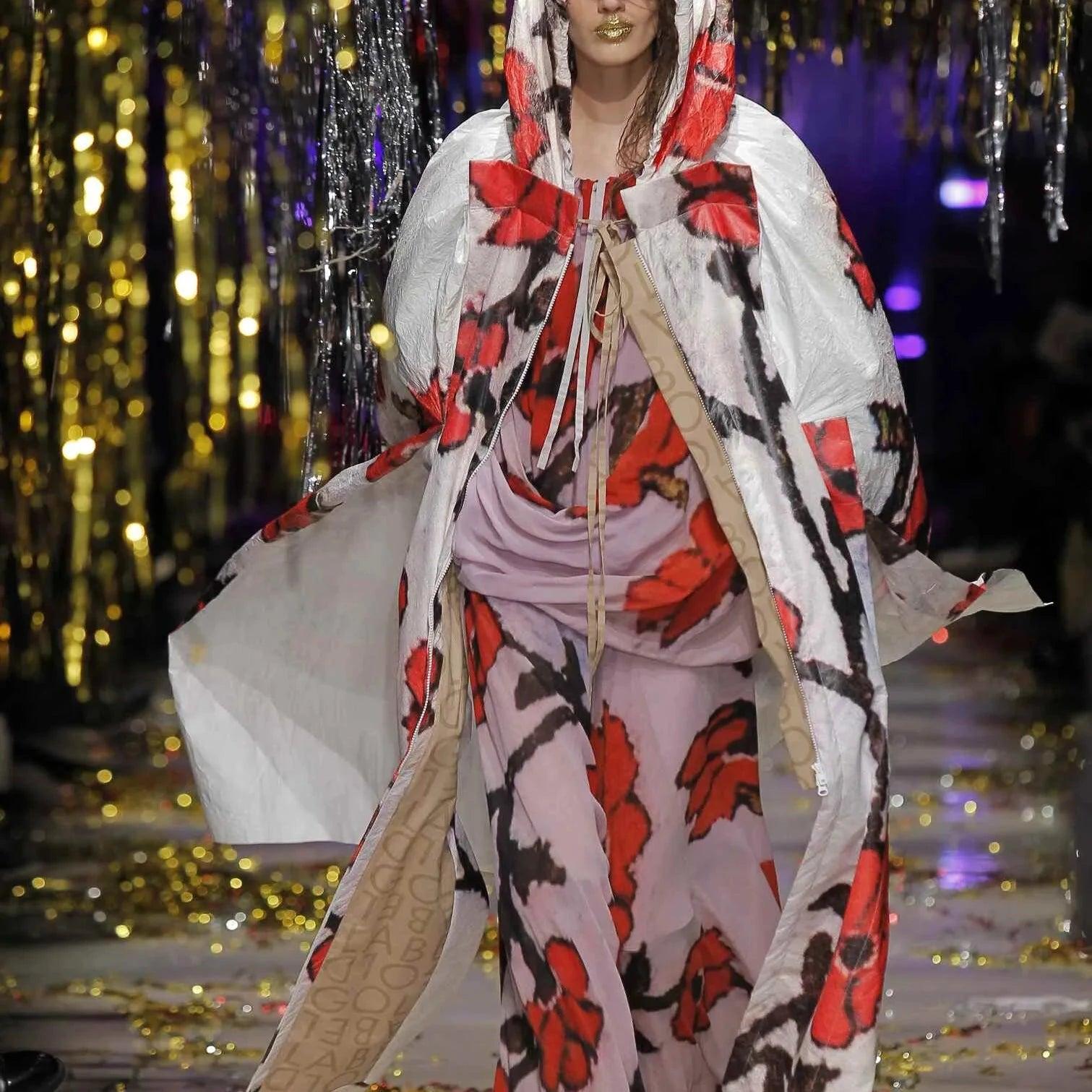 De la pasarela de Otoño 2015, este vestido asimétrico de Vivienne Westwood presenta atrevidos estampados de colores y una silueta fluida, confeccionado bajo la marca unisex.  
 Medidas: Busto:56;Largo total:182  
 Material: 100% Seda